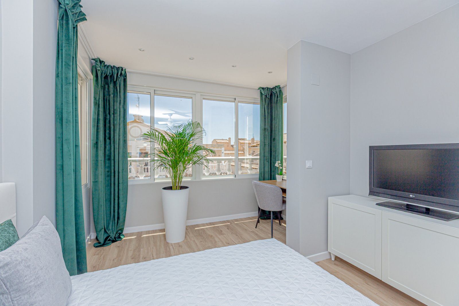 Wir präsentieren dieses wunderschöne Eckreihenhaus, das mit hochwertigen Materialien und viel Stil vollständig renoviert wurde, in der ruhigen und be