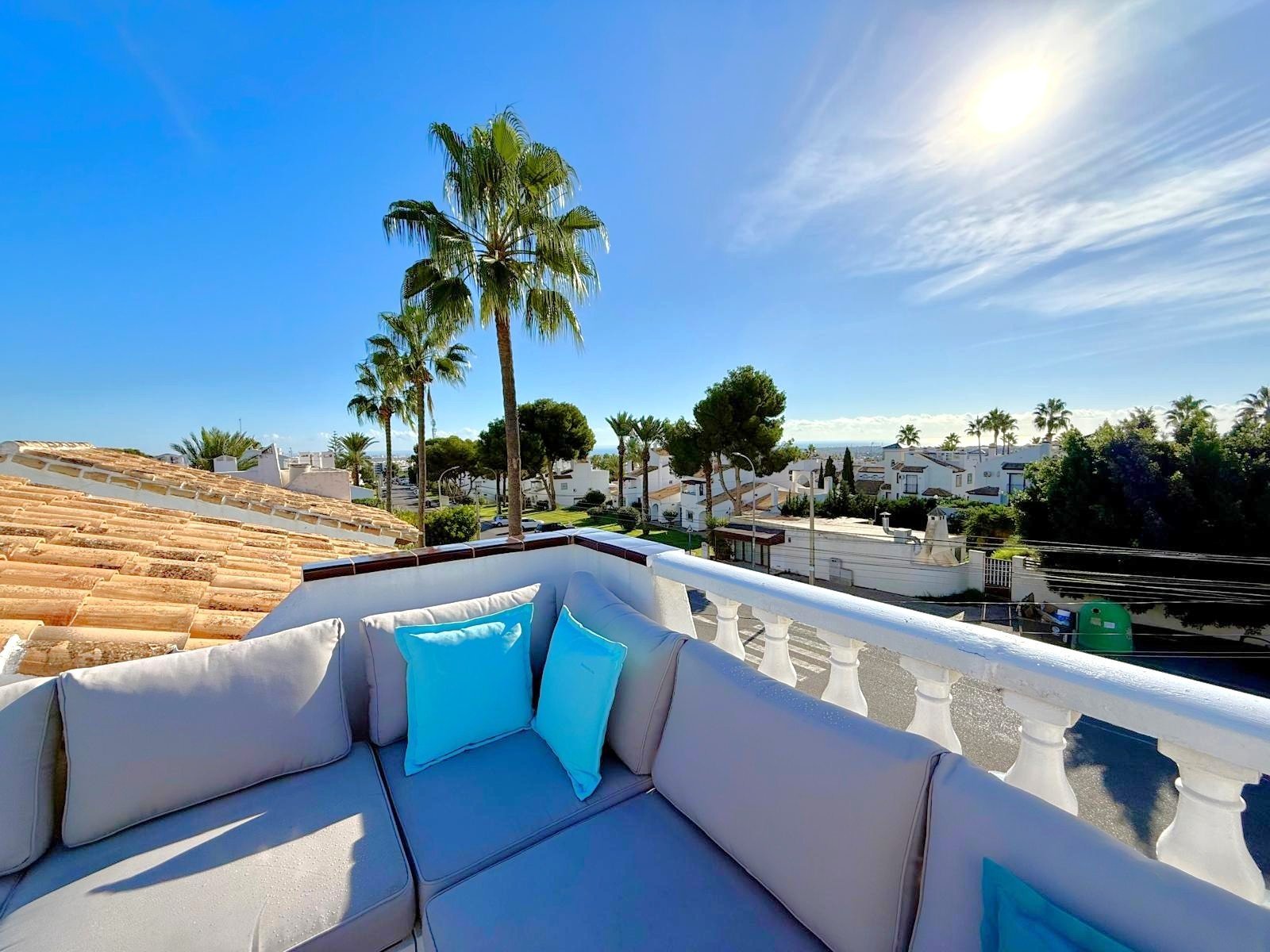 A traditional Spanish style very well maintained villa of 150 m2 including terraces,
on ground floor 3 bedrooms, of which two wit