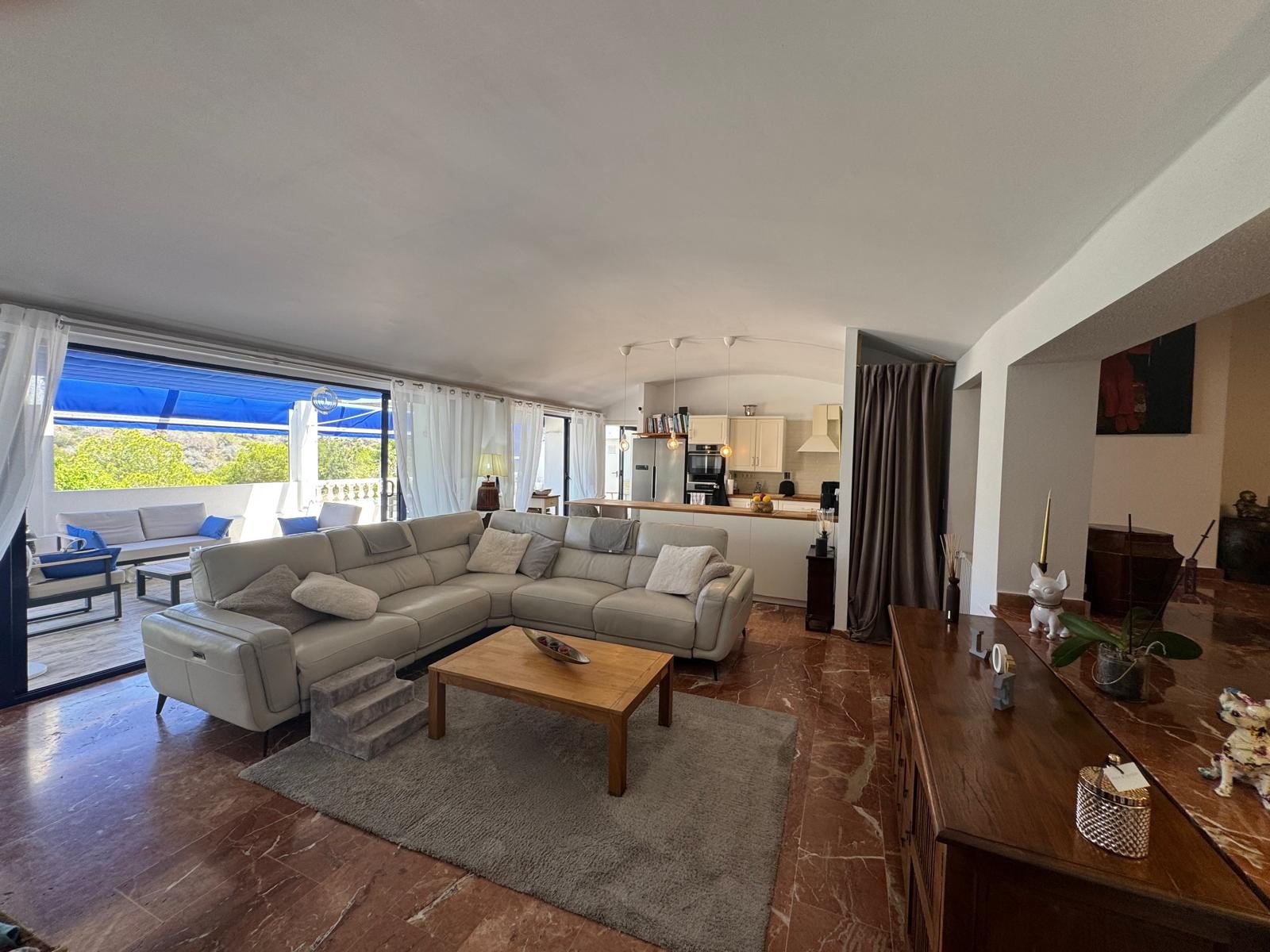 This beautifully maintained Claveles-style apartment is presented in immaculate condition and offers generous indoor and outdoor living spaces. Boas