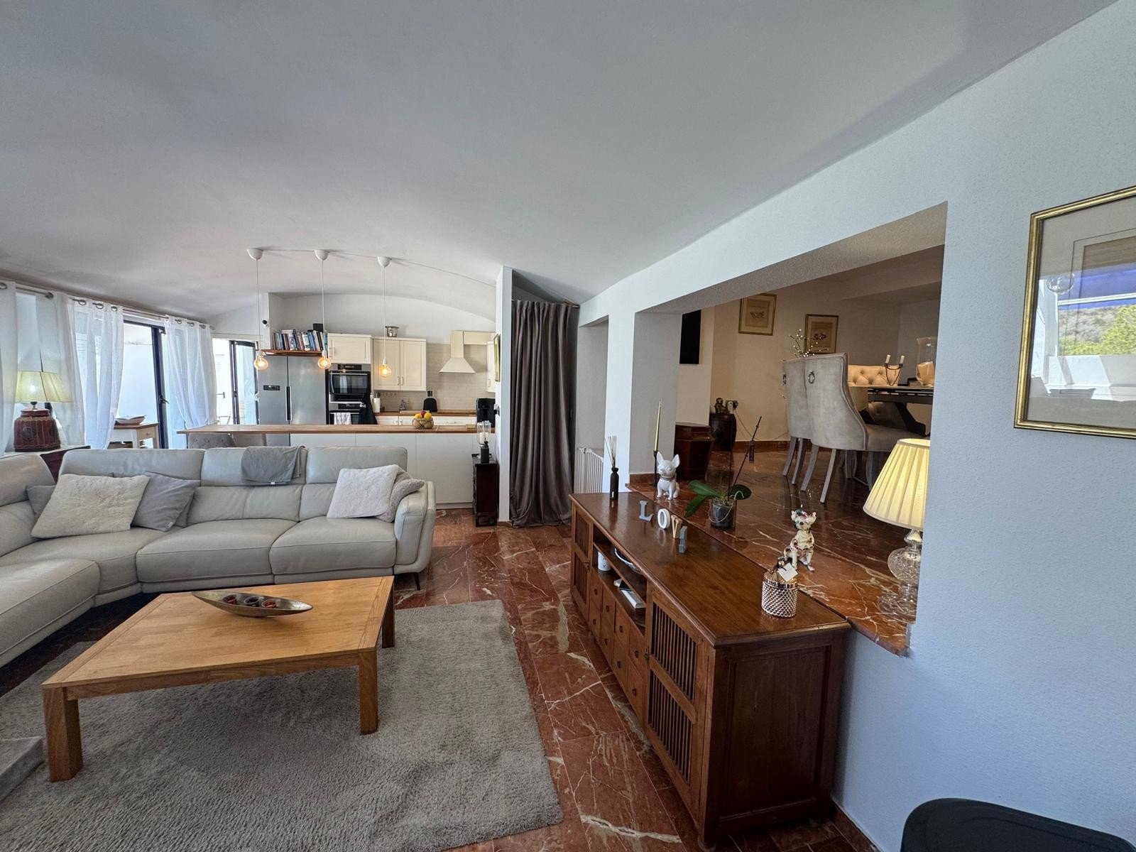 This beautifully maintained Claveles-style apartment is presented in immaculate condition and offers generous indoor and outdoor living spaces. Boas