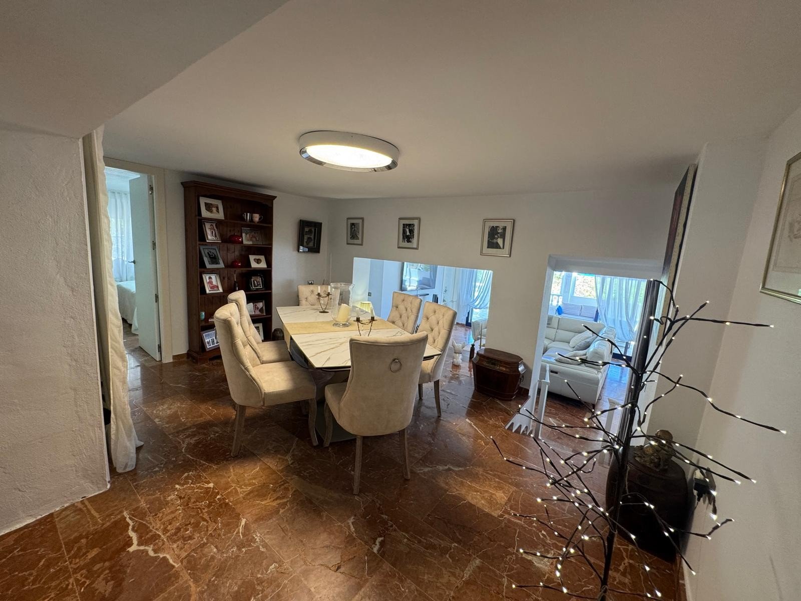 This beautifully maintained Claveles-style apartment is presented in immaculate condition and offers generous indoor and outdoor living spaces. Boas