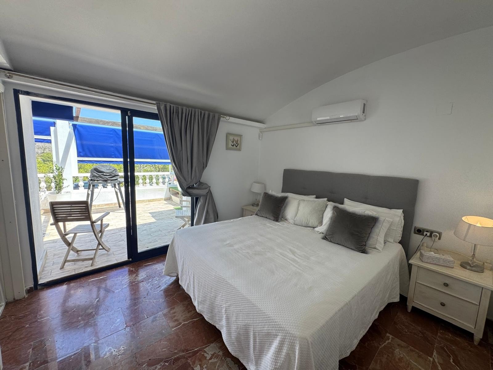This beautifully maintained Claveles-style apartment is presented in immaculate condition and offers generous indoor and outdoor living spaces. Boas