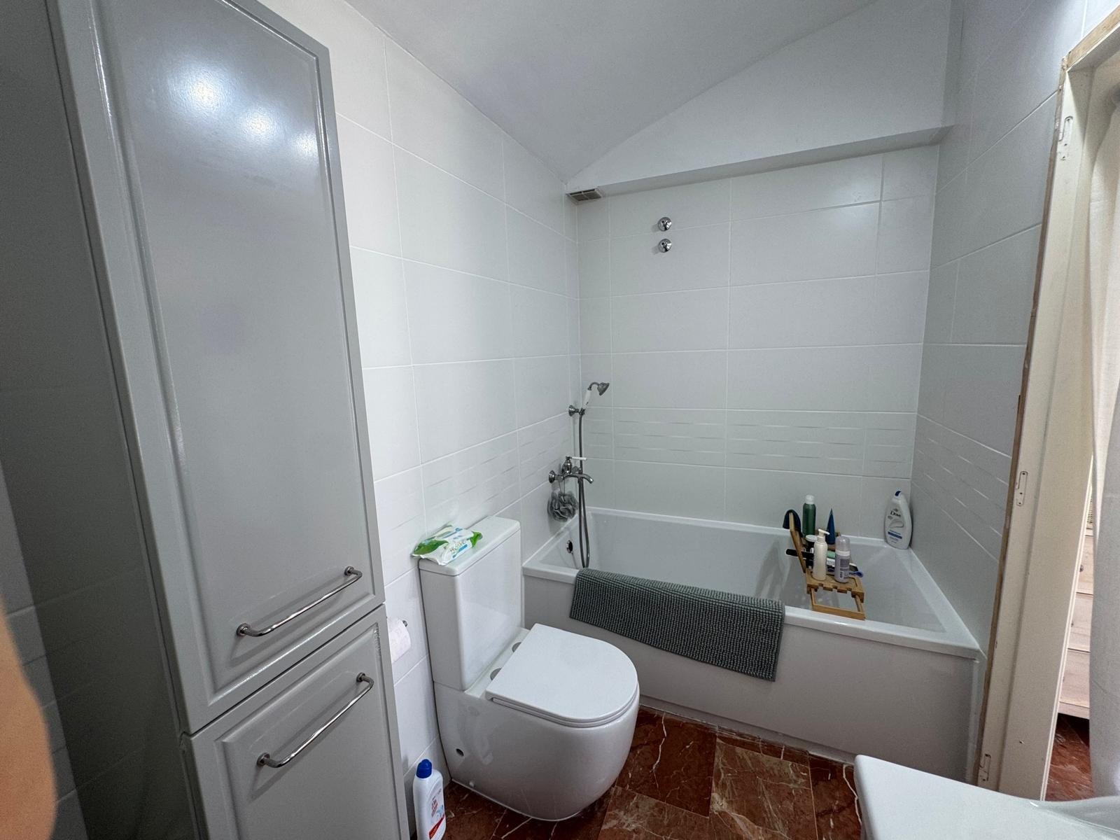 This beautifully maintained Claveles-style apartment is presented in immaculate condition and offers generous indoor and outdoor living spaces. Boas
