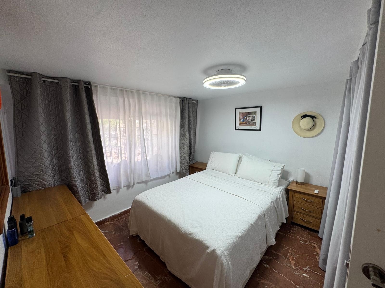 This beautifully maintained Claveles-style apartment is presented in immaculate condition and offers generous indoor and outdoor living spaces. Boas