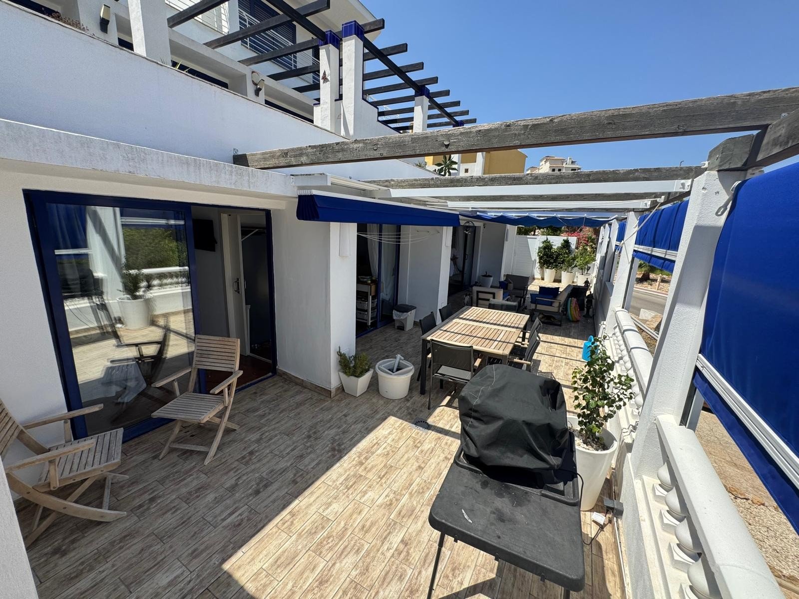 This beautifully maintained Claveles-style apartment is presented in immaculate condition and offers generous indoor and outdoor living spaces. Boas
