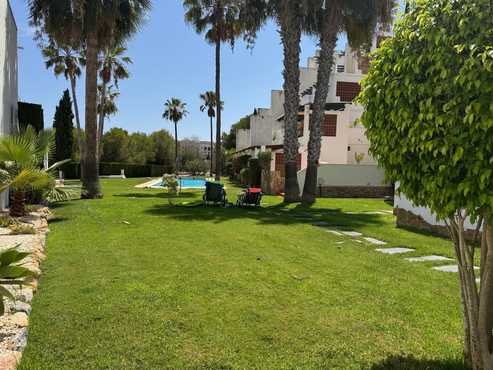 This beautifully maintained Claveles-style apartment is presented in immaculate condition and offers generous indoor and outdoor living spaces. Boas