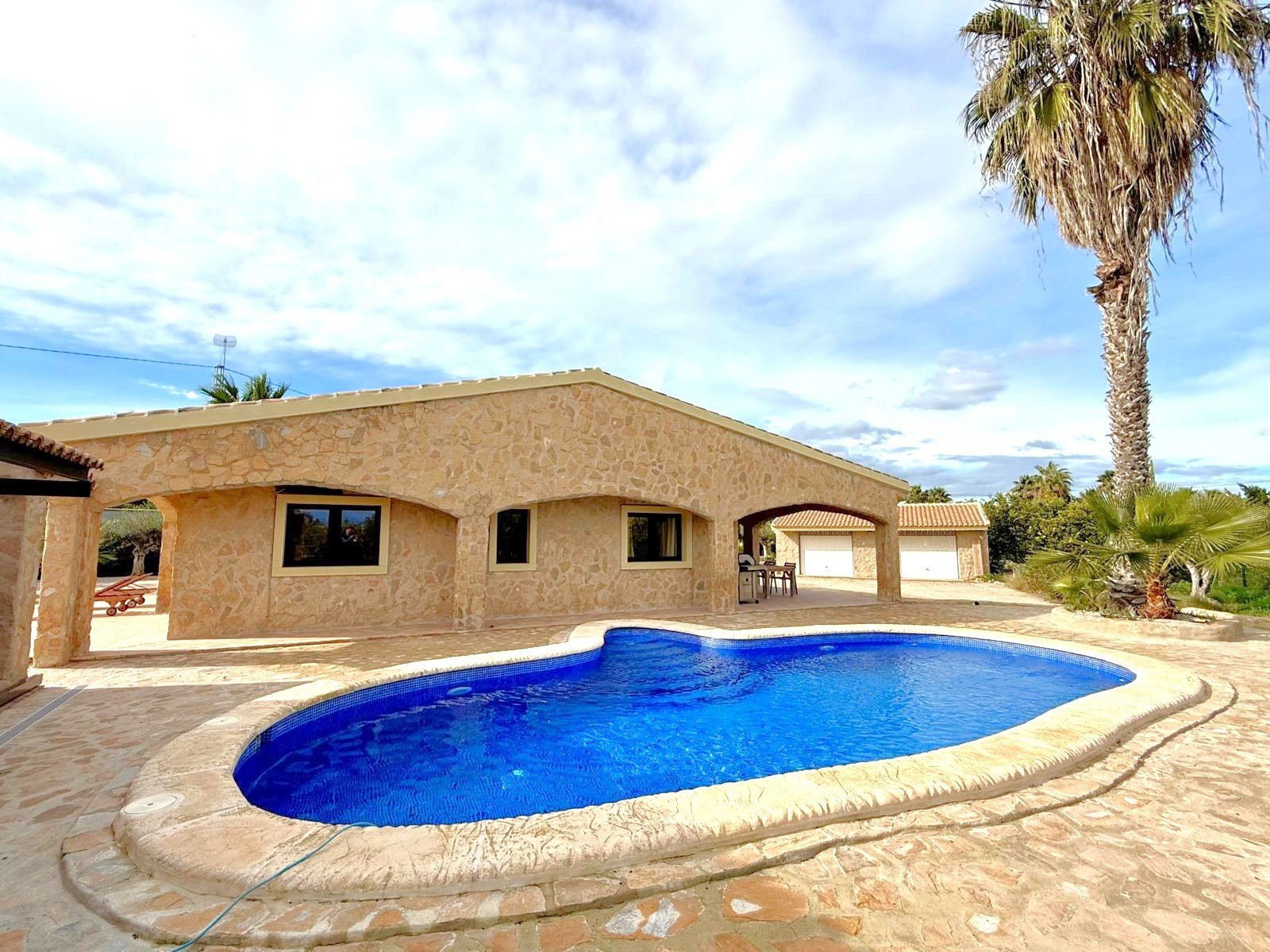 The property sits within a fenced-in land with a surface of 8.000 m2, predominantly flat with no views from neighbours;

 