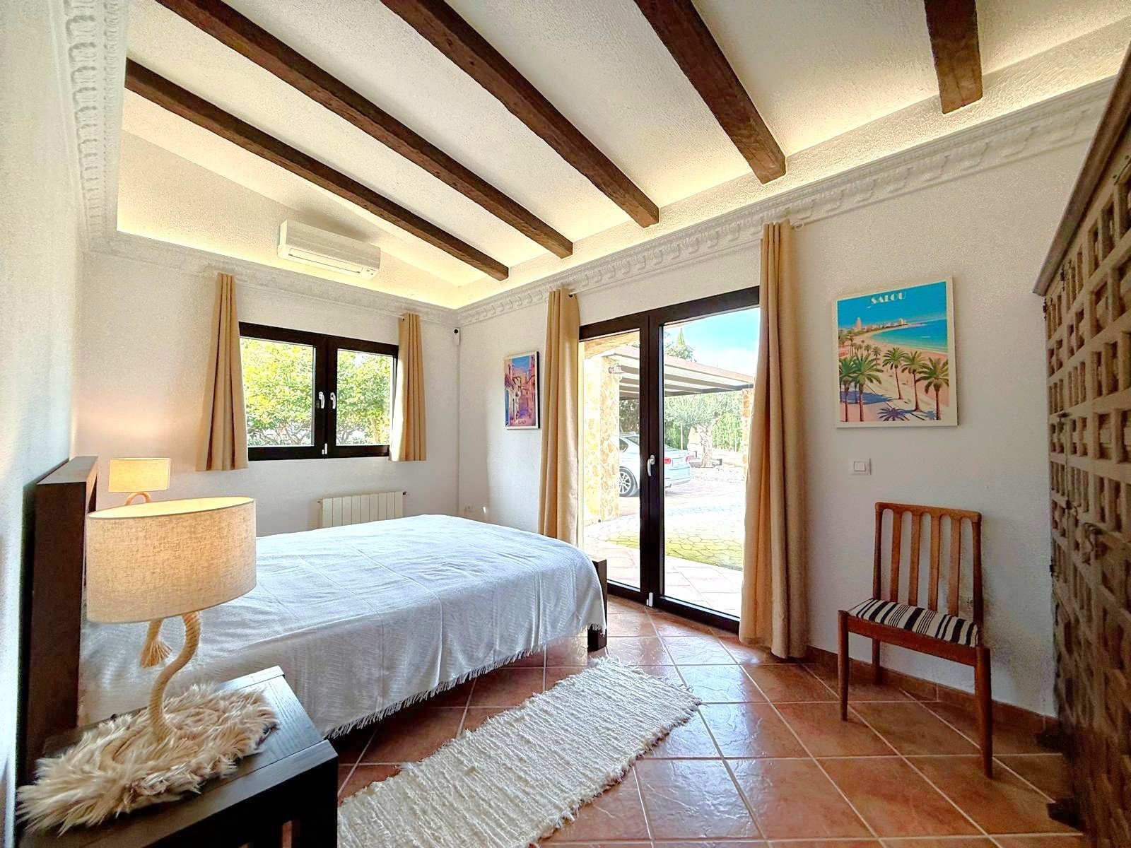 The property sits within a fenced-in land with a surface of 8.000 m2, predominantly flat with no views from neighbours;

 