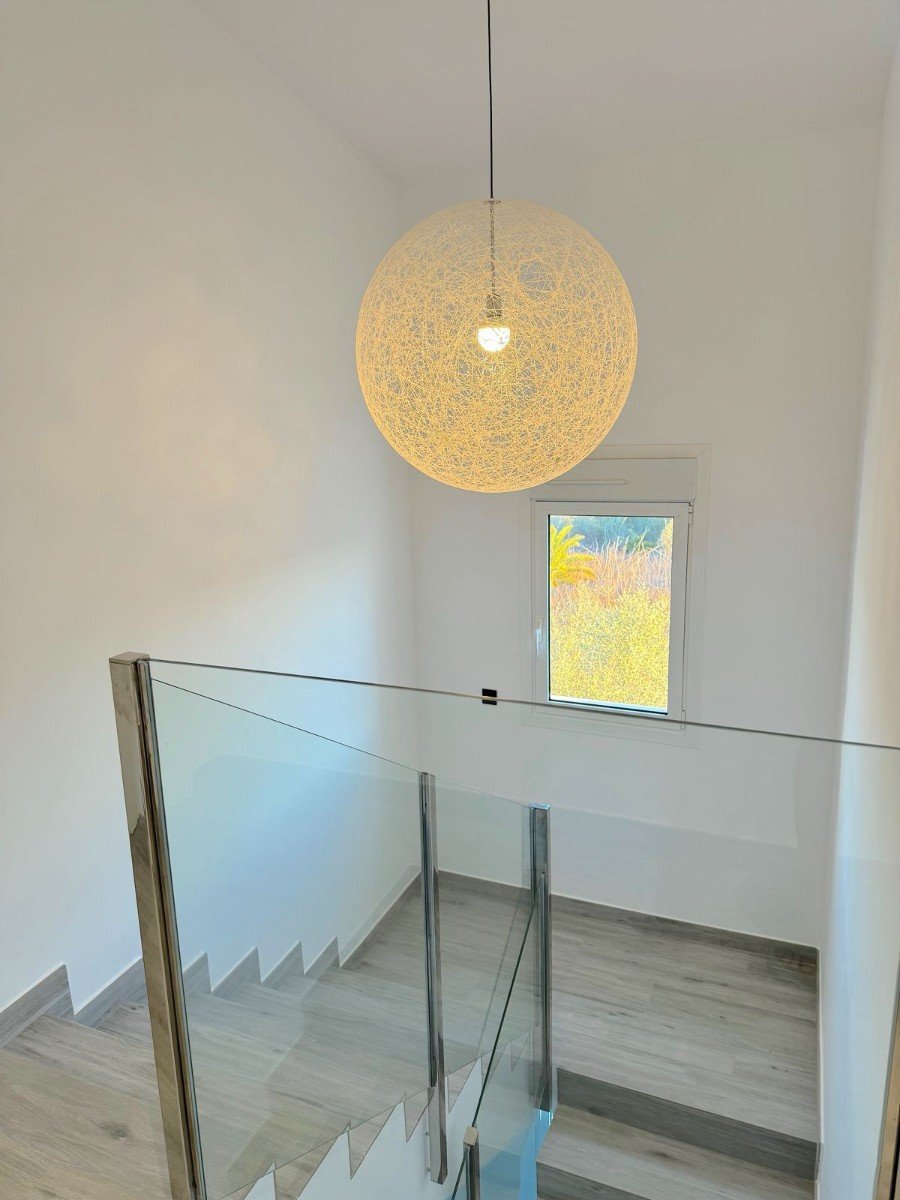Located in the peaceful and highly sought-after area of Pueblo–Urbanizaciones, Alfaz del Pi, this stunning villa offers the perfect balance of tranq
