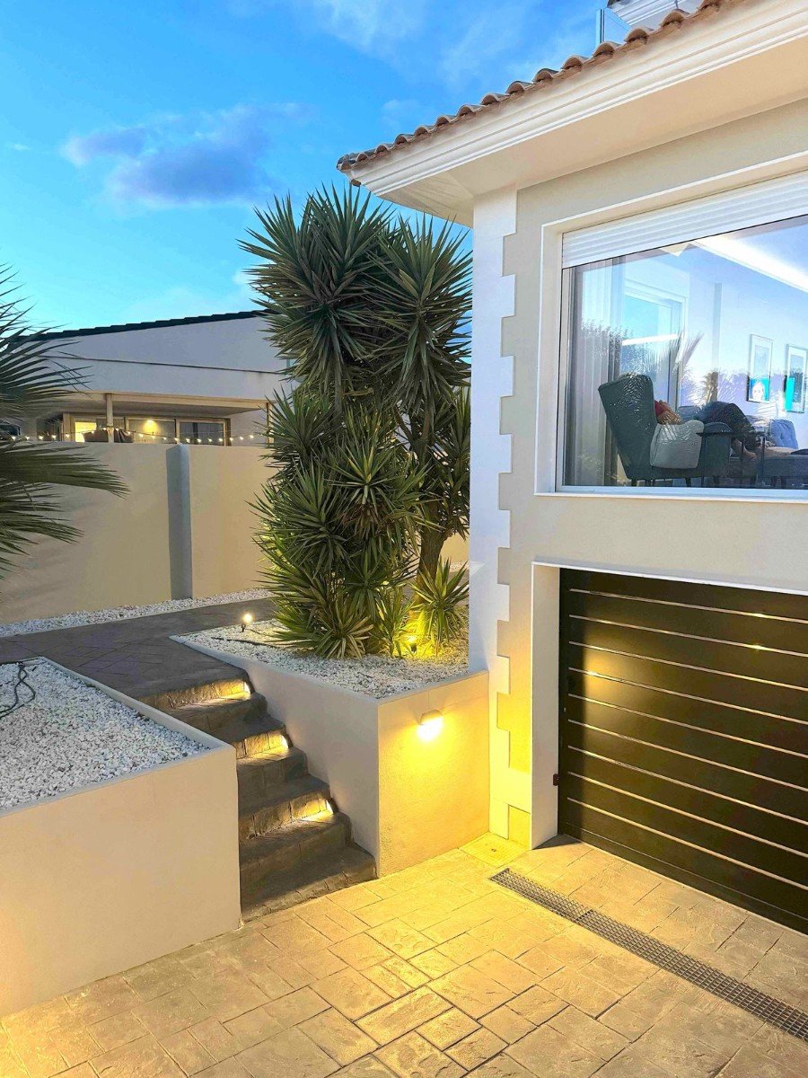 Located in the peaceful and highly sought-after area of Pueblo–Urbanizaciones, Alfaz del Pi, this stunning villa offers the perfect balance of tranq