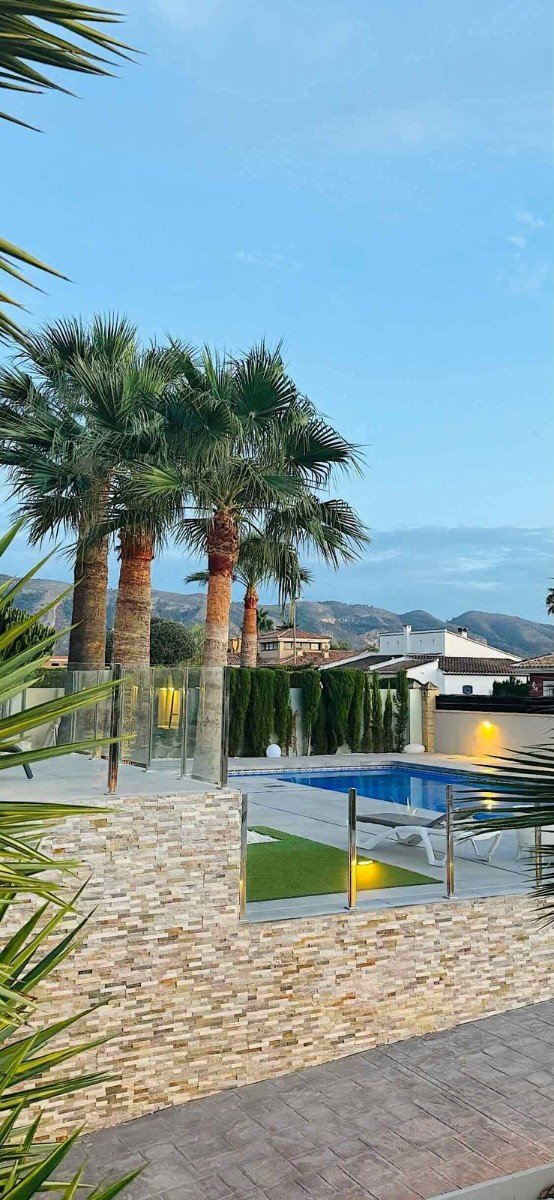 Located in the peaceful and highly sought-after area of Pueblo–Urbanizaciones, Alfaz del Pi, this stunning villa offers the perfect balance of tranq