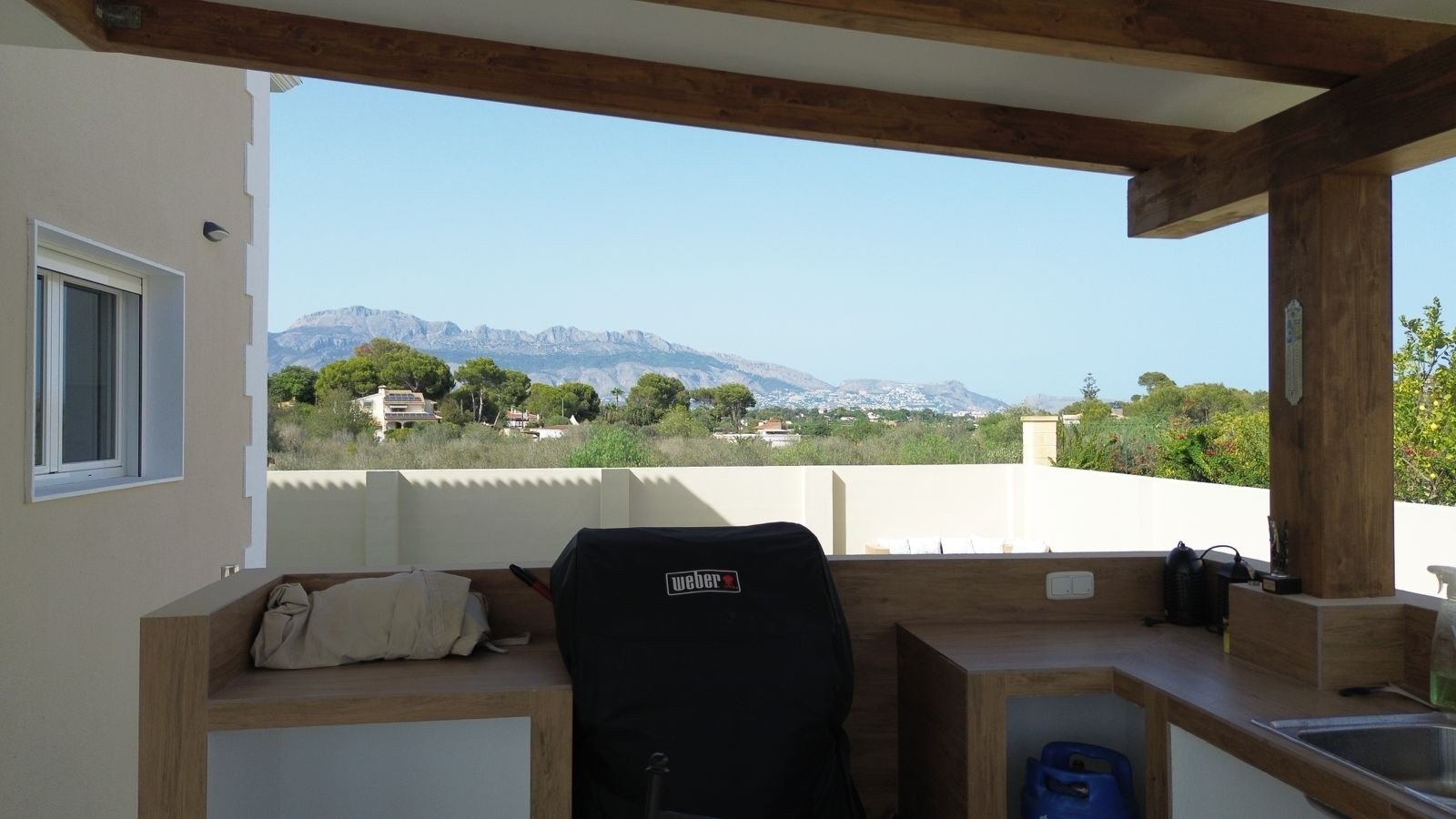 Located in the peaceful and highly sought-after area of Pueblo–Urbanizaciones, Alfaz del Pi, this stunning villa offers the perfect balance of tranq