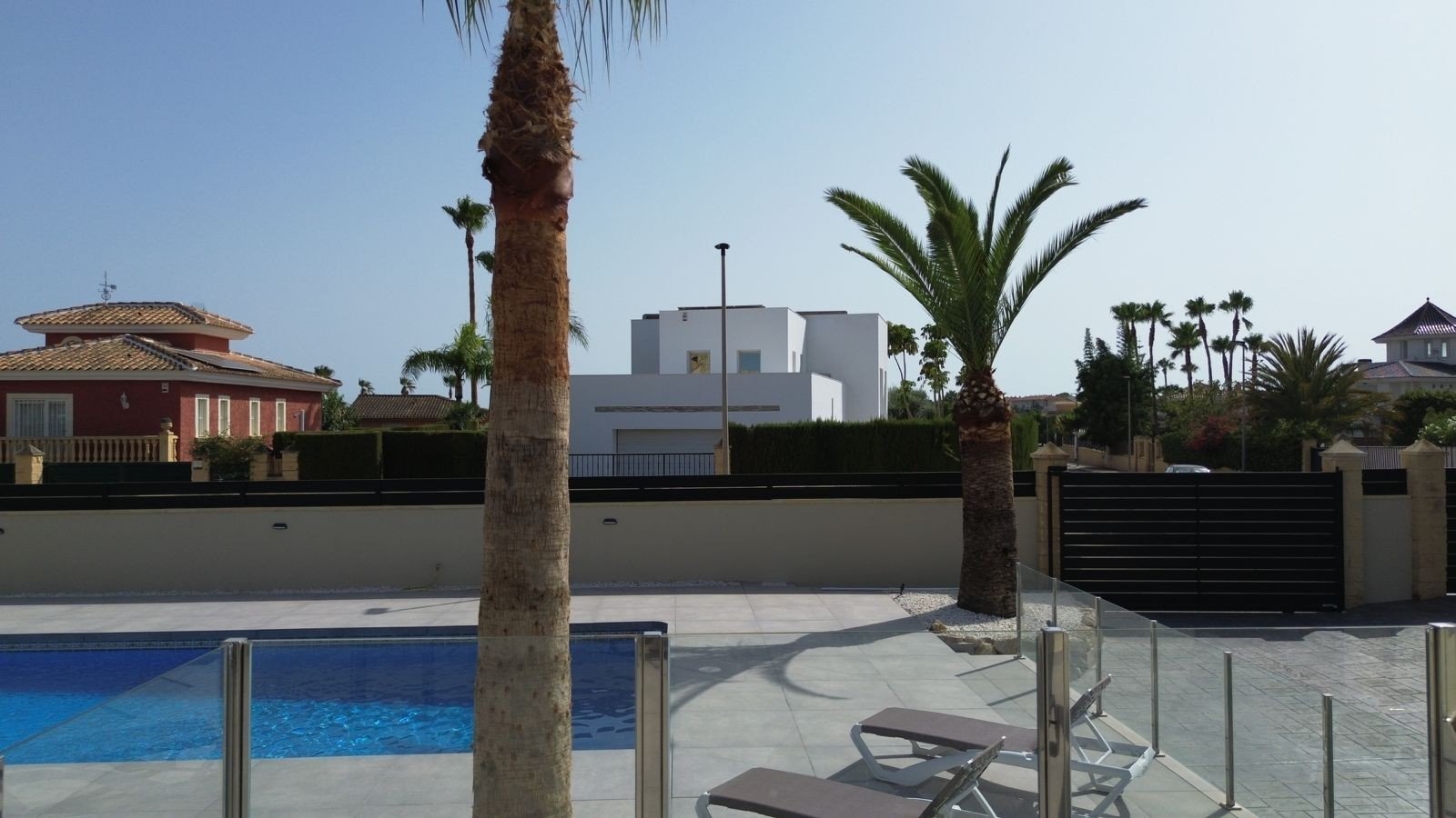 Located in the peaceful and highly sought-after area of Pueblo–Urbanizaciones, Alfaz del Pi, this stunning villa offers the perfect balance of tranq