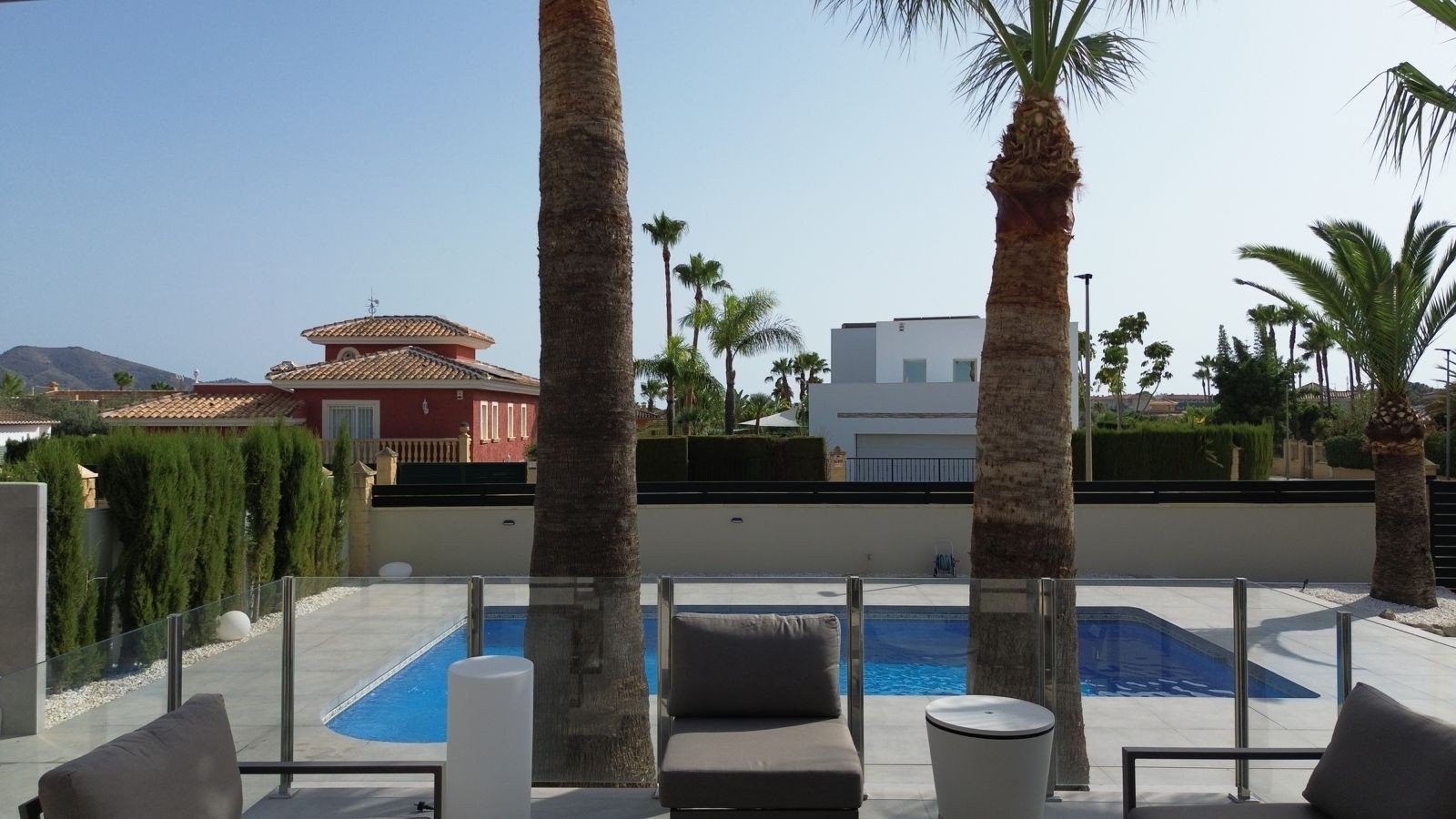 Located in the peaceful and highly sought-after area of Pueblo–Urbanizaciones, Alfaz del Pi, this stunning villa offers the perfect balance of tranq