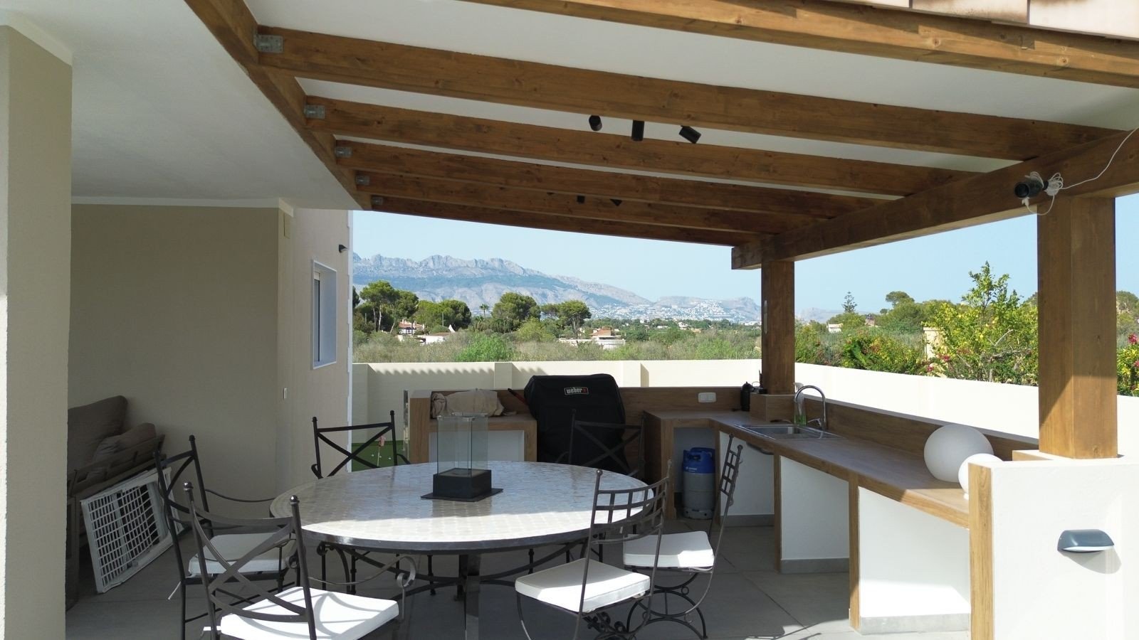 Located in the peaceful and highly sought-after area of Pueblo–Urbanizaciones, Alfaz del Pi, this stunning villa offers the perfect balance of tranq