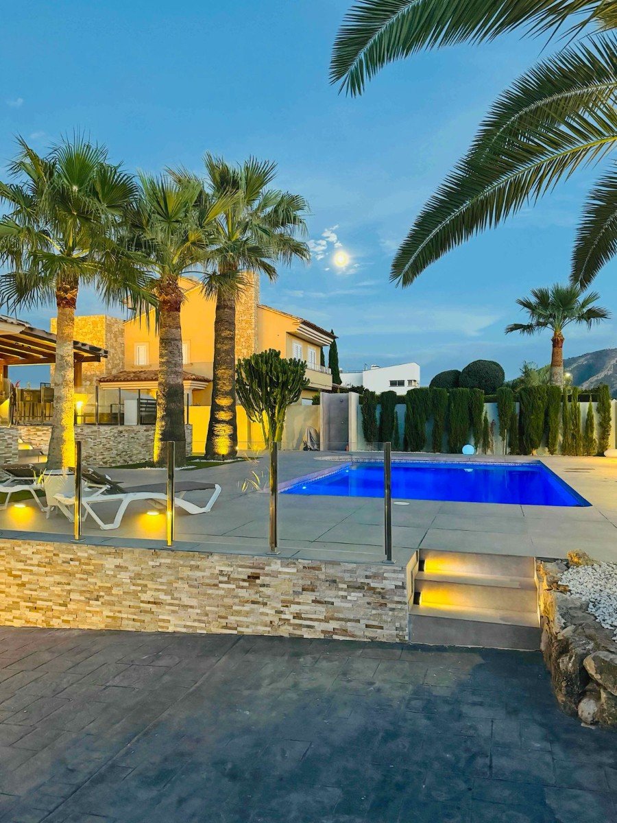 Located in the peaceful and highly sought-after area of Pueblo–Urbanizaciones, Alfaz del Pi, this stunning villa offers the perfect balance of tranq