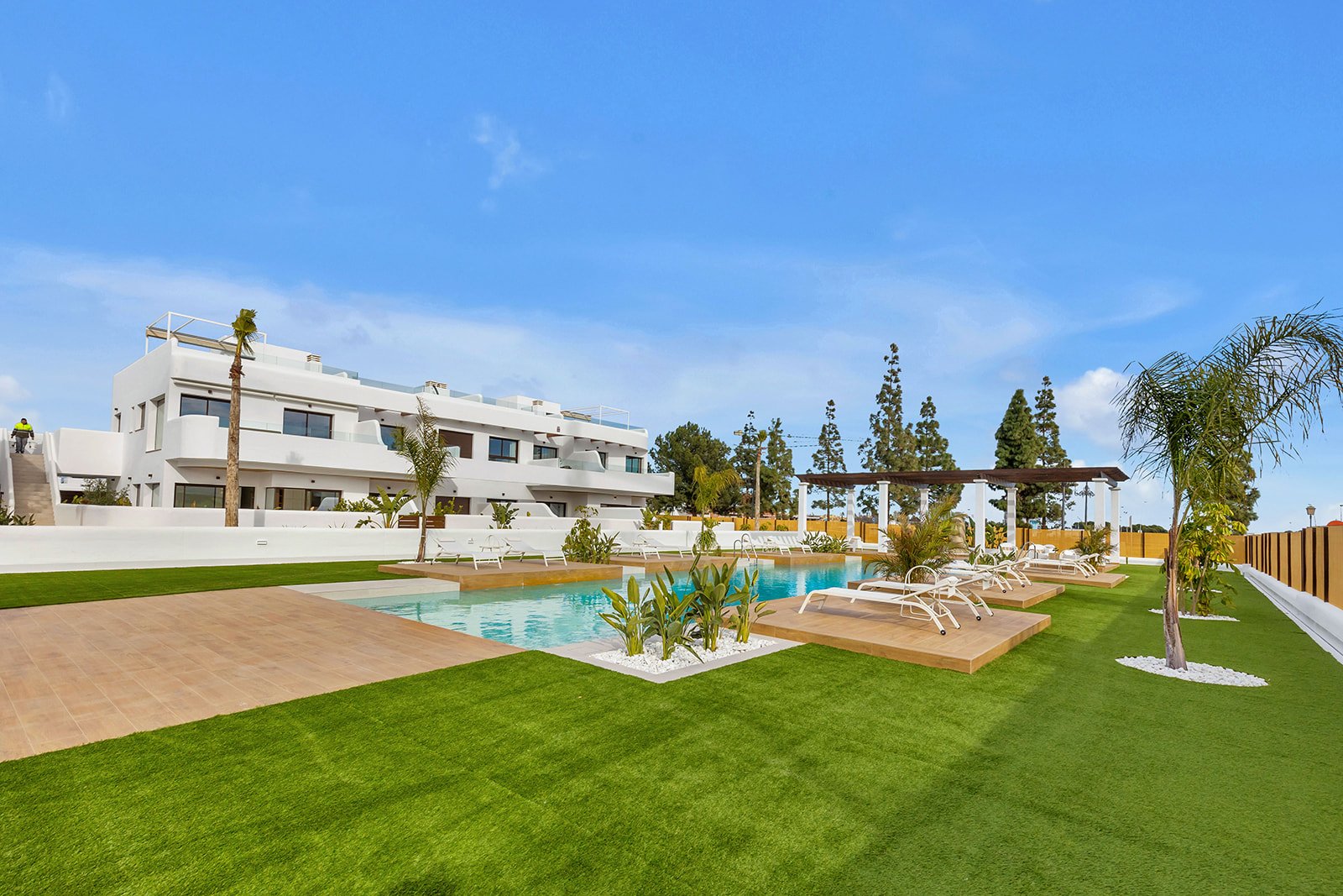 In der charmanten Stadt Los Alcázares gelegen, bieten diese Bungalows eine einzigartige Gelegenheit, das Leben in Meeresnähe zu genießen. Mit nur vie
