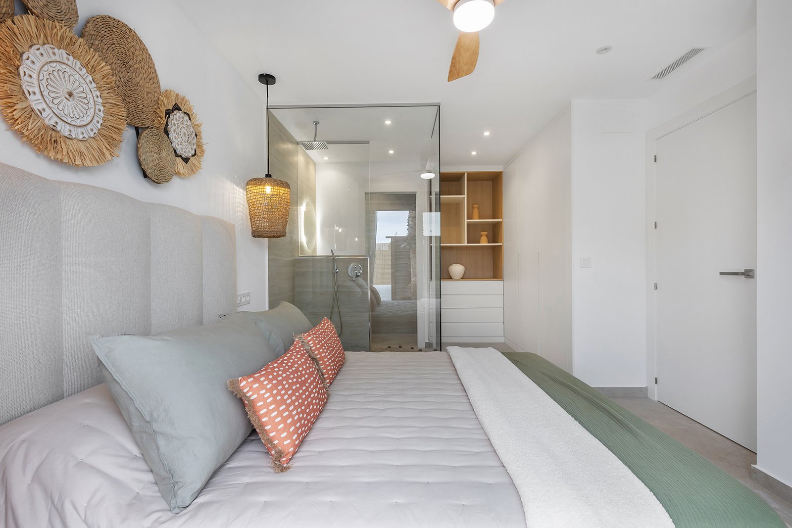 In der charmanten Stadt Los Alcázares gelegen, bietet dieses freistehende Chalet eine einzigartige Gelegenheit, das Leben an der Küste zu genießen. M