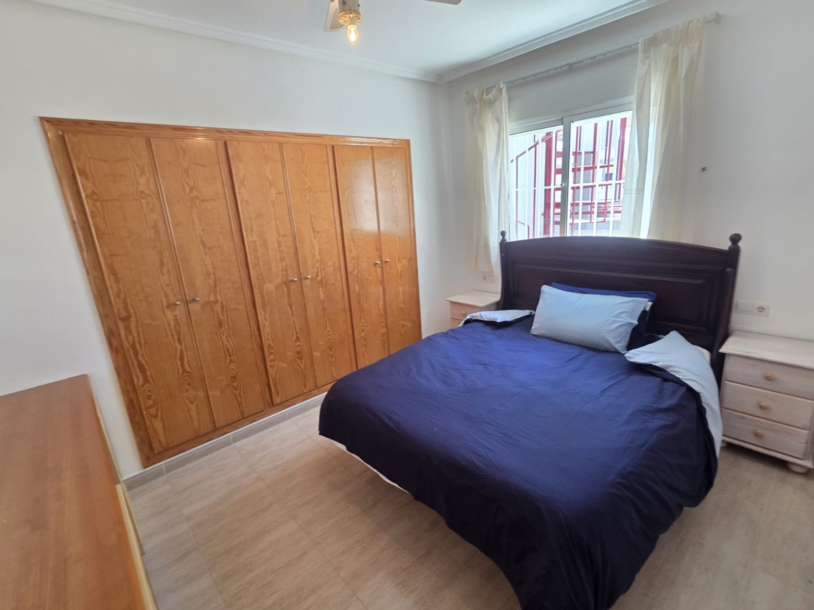 In der beliebten Gegend von El Galán in Orihuela Costa, unweit von Villamartín an der begehrten Costa Blanca Süd, bietet dieses charmante Penthouse-A