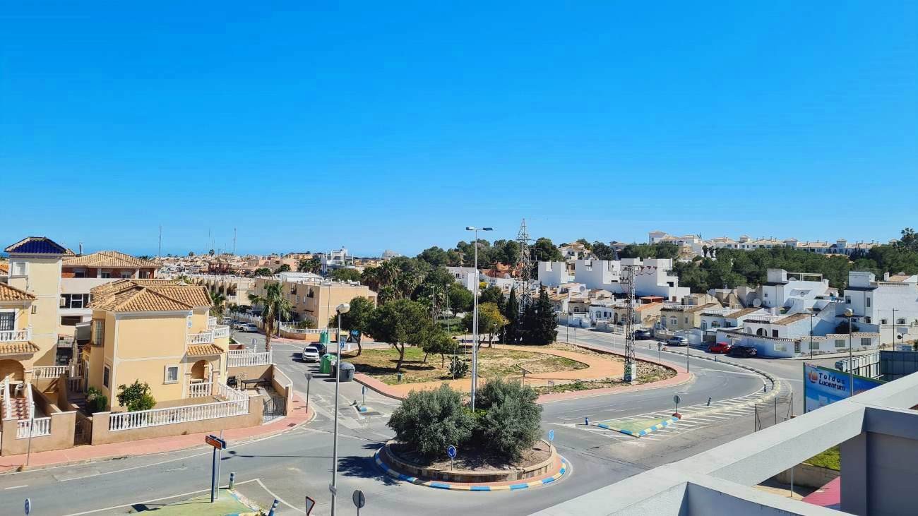 In der beliebten Gegend von El Galán in Orihuela Costa, unweit von Villamartín an der begehrten Costa Blanca Süd, bietet dieses charmante Penthouse-A