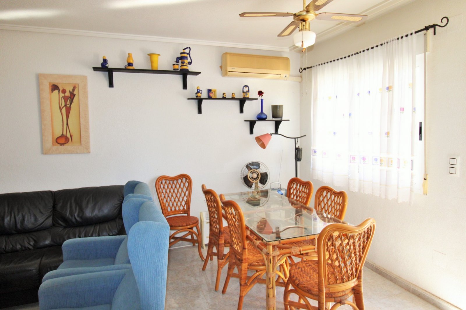  Großzügige Doppelhaushälfte mit einem großen Untergeschoss in der begehrten Wohnanlage Montegolf VI in Villamartin. Das Haus bietet 3 Schlafzimmer un