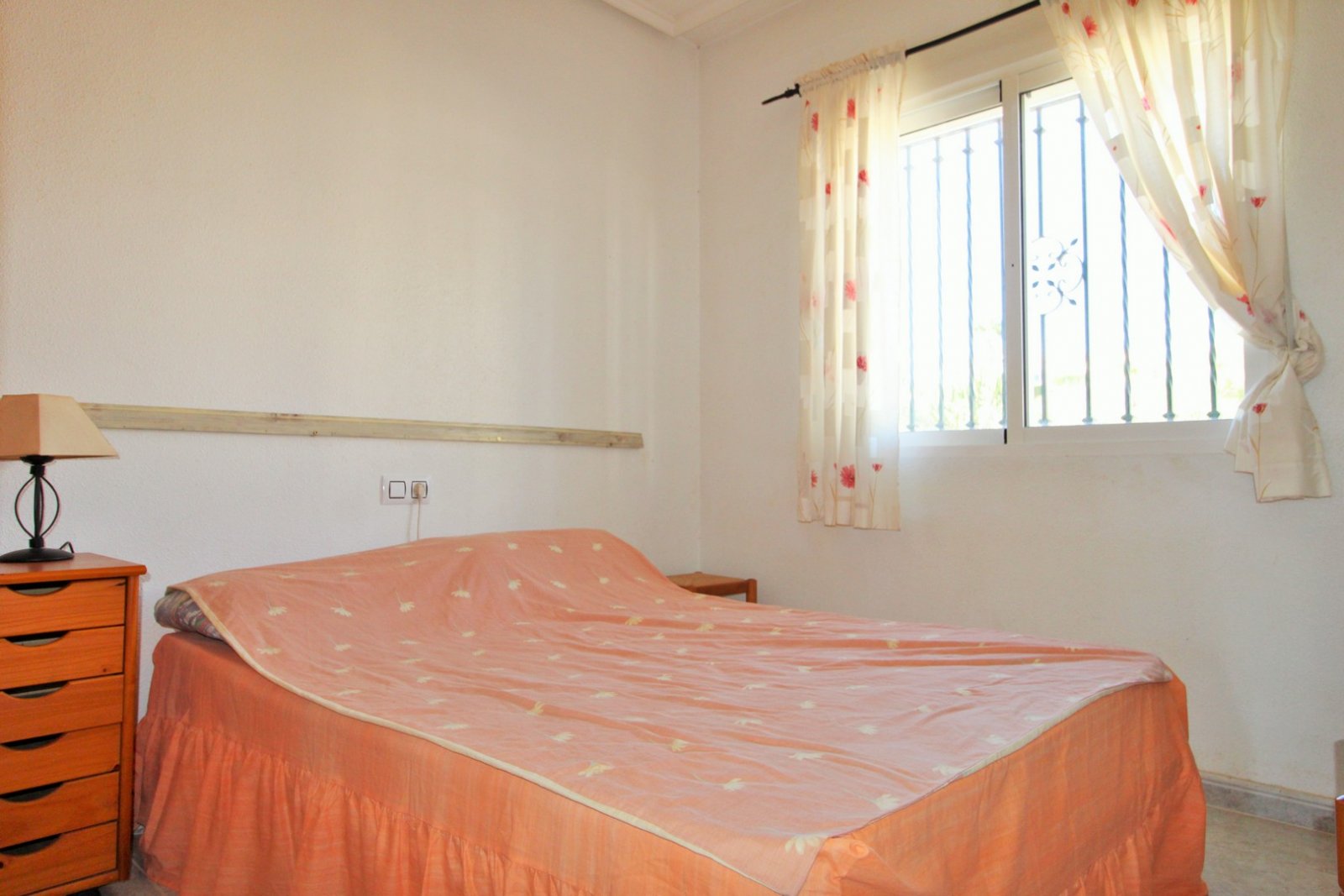  Großzügige Doppelhaushälfte mit einem großen Untergeschoss in der begehrten Wohnanlage Montegolf VI in Villamartin. Das Haus bietet 3 Schlafzimmer un