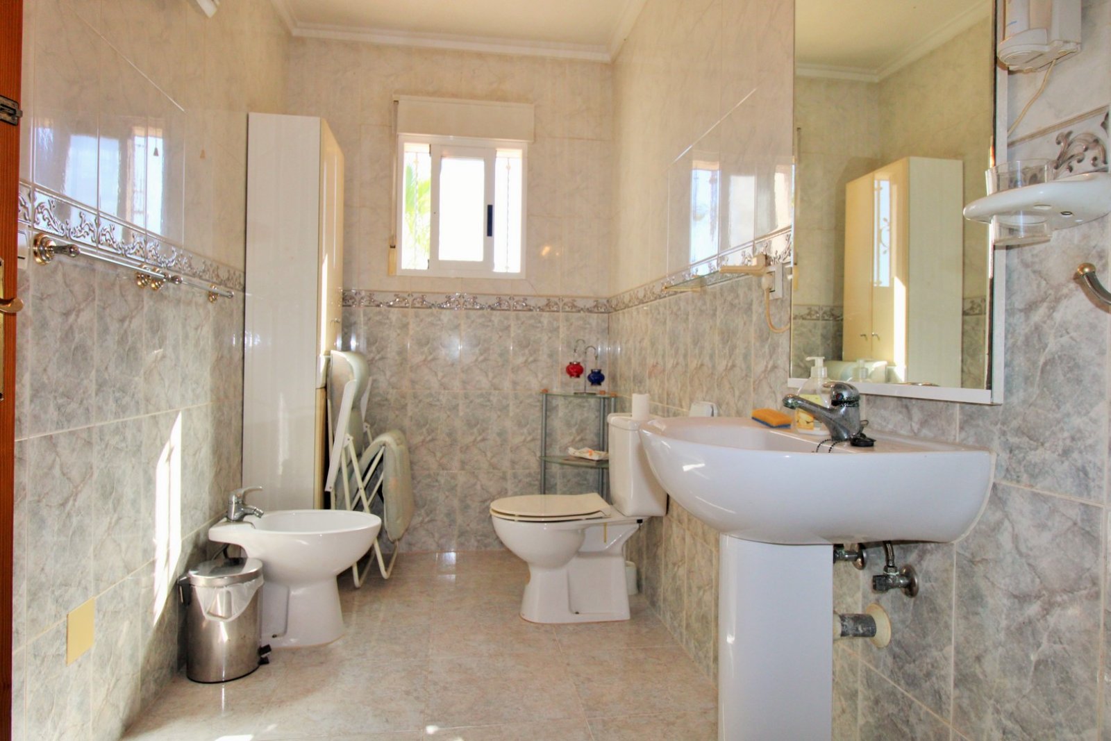  Großzügige Doppelhaushälfte mit einem großen Untergeschoss in der begehrten Wohnanlage Montegolf VI in Villamartin. Das Haus bietet 3 Schlafzimmer un