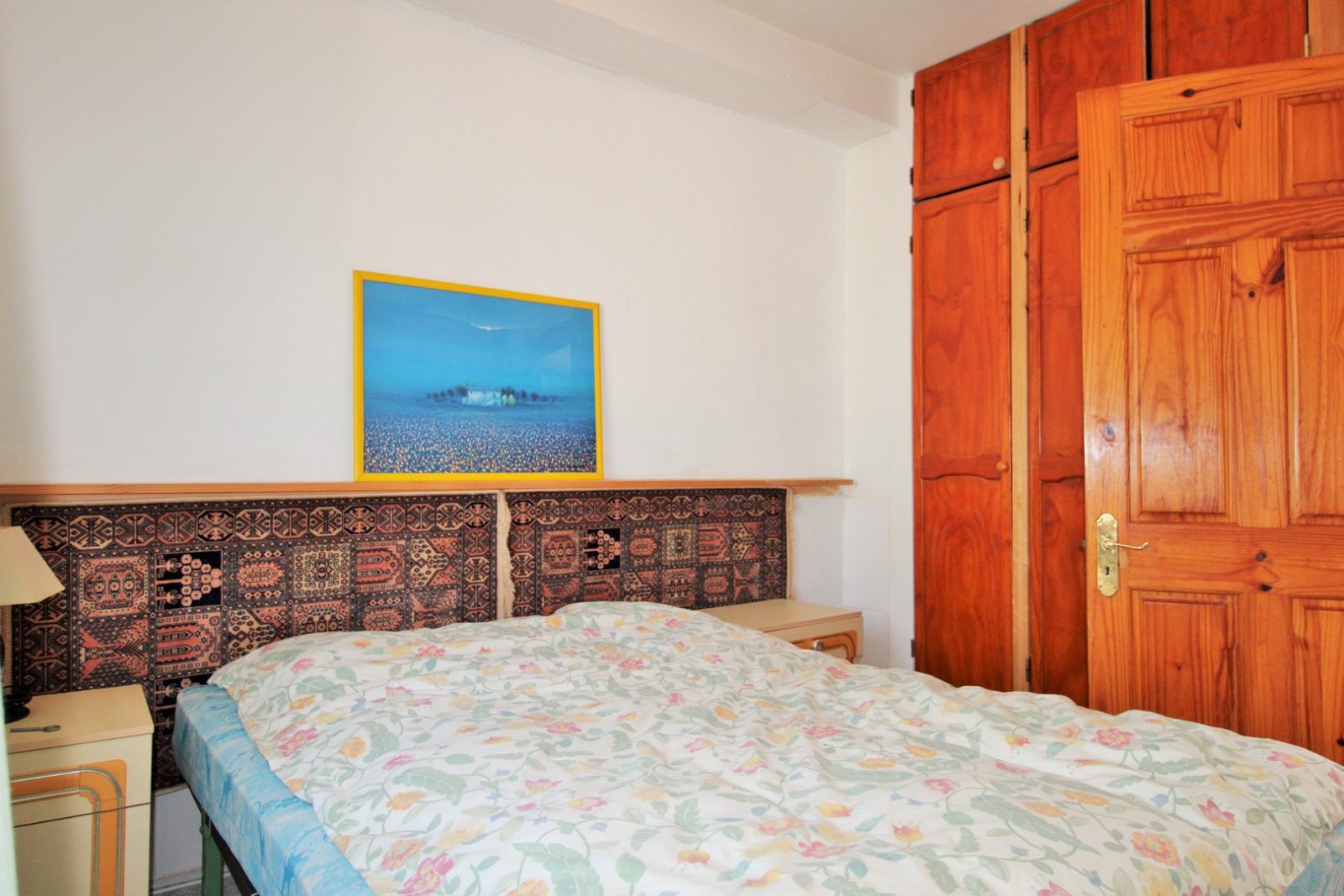  Großzügige Doppelhaushälfte mit einem großen Untergeschoss in der begehrten Wohnanlage Montegolf VI in Villamartin. Das Haus bietet 3 Schlafzimmer un