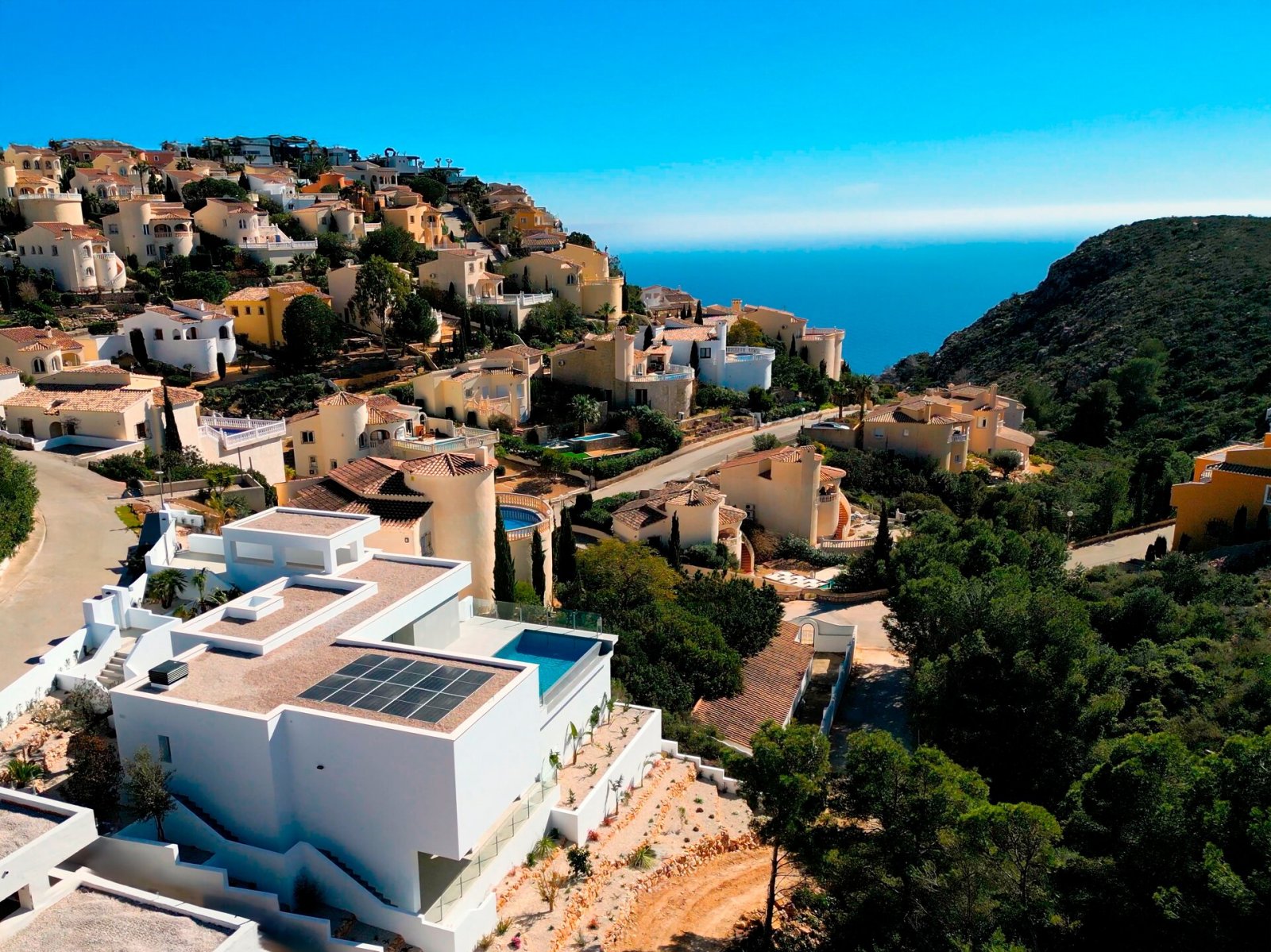 In der prestigeträchtigen Gegend von Cumbre del Sol gelegen, bieten diese exklusiven Villen eine luxuriöse Umgebung mit beeindruckendem Meerblick. Mi