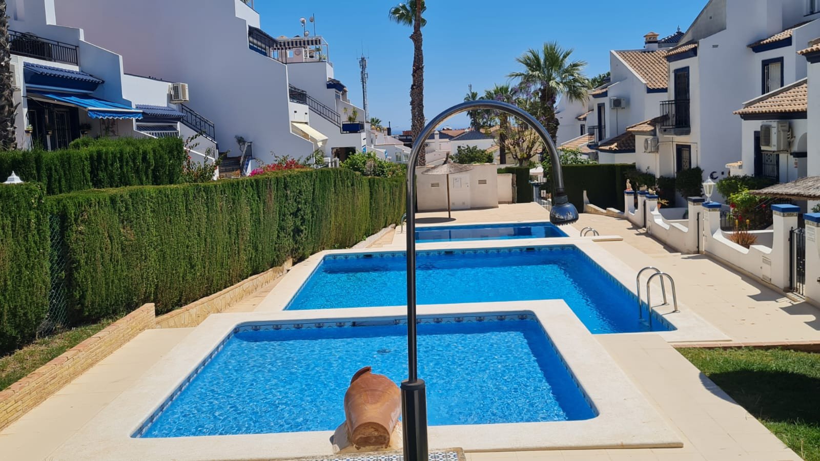 Dieser wunderschöne, nach Süden ausgerichtete Bungalow Lola befindet sich in der begehrten Gegend von Villamartin Rioja in Orihuela Costa. Einkaufsmö