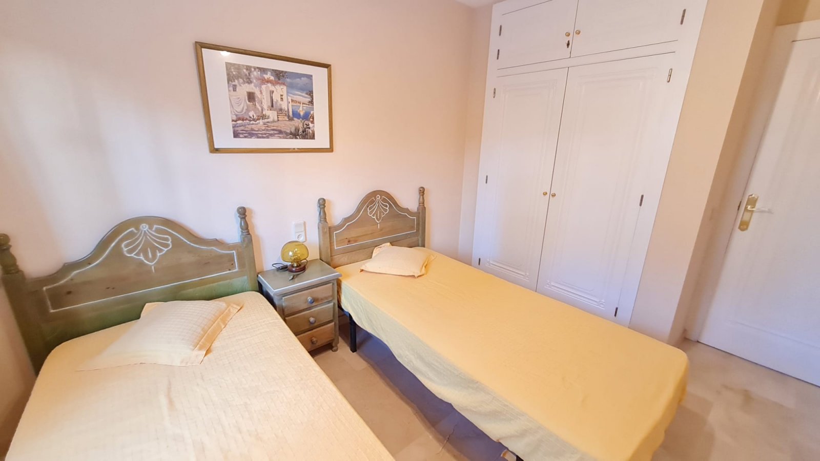 Dieser wunderschöne, nach Süden ausgerichtete Bungalow Lola befindet sich in der begehrten Gegend von Villamartin Rioja in Orihuela Costa. Einkaufsmö