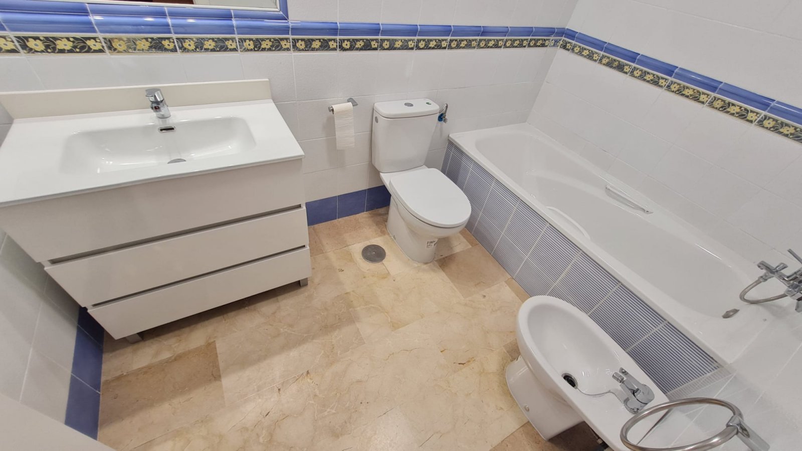Dieser wunderschöne, nach Süden ausgerichtete Bungalow Lola befindet sich in der begehrten Gegend von Villamartin Rioja in Orihuela Costa. Einkaufsmö