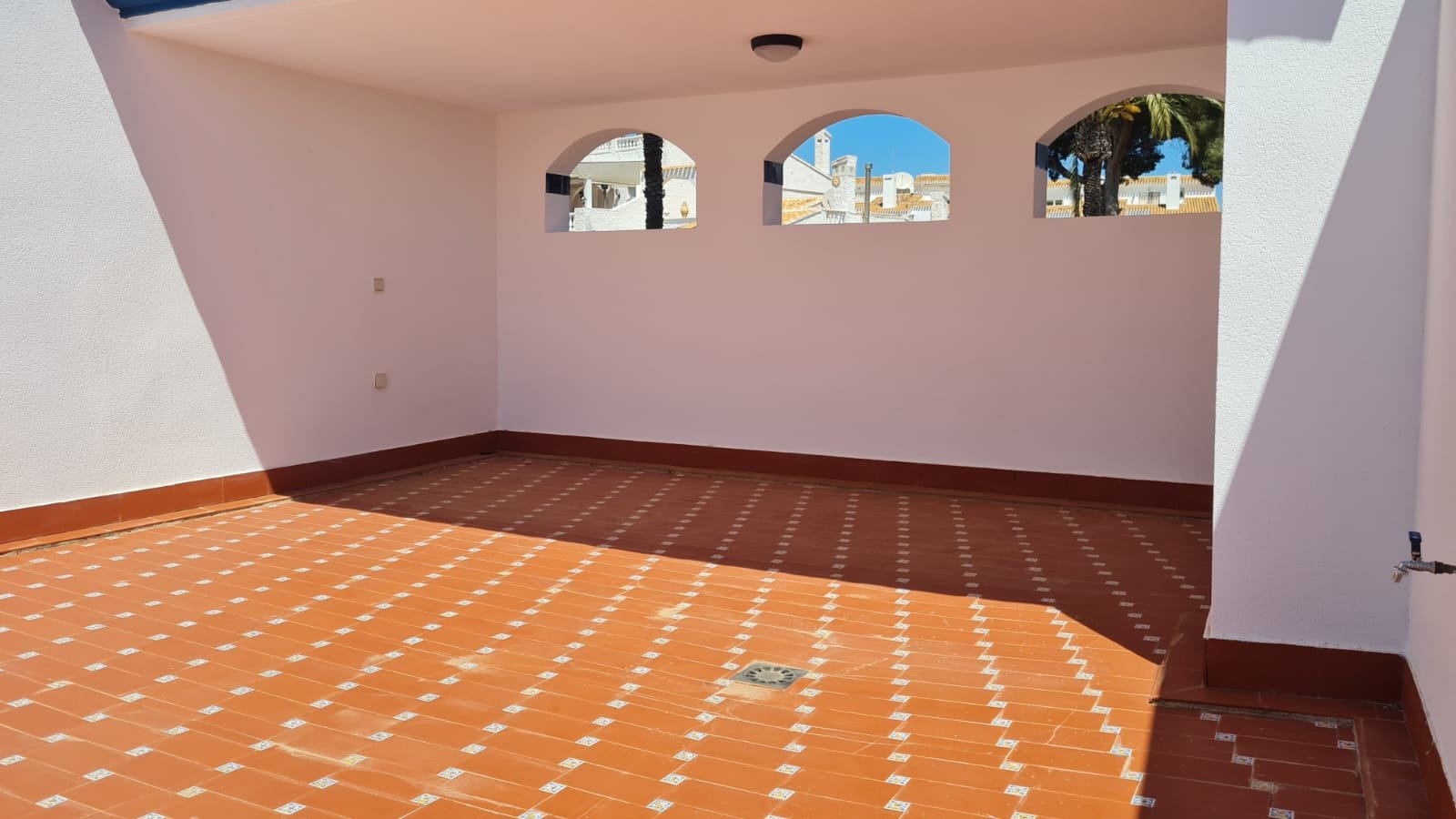 Dieser wunderschöne, nach Süden ausgerichtete Bungalow Lola befindet sich in der begehrten Gegend von Villamartin Rioja in Orihuela Costa. Einkaufsmö