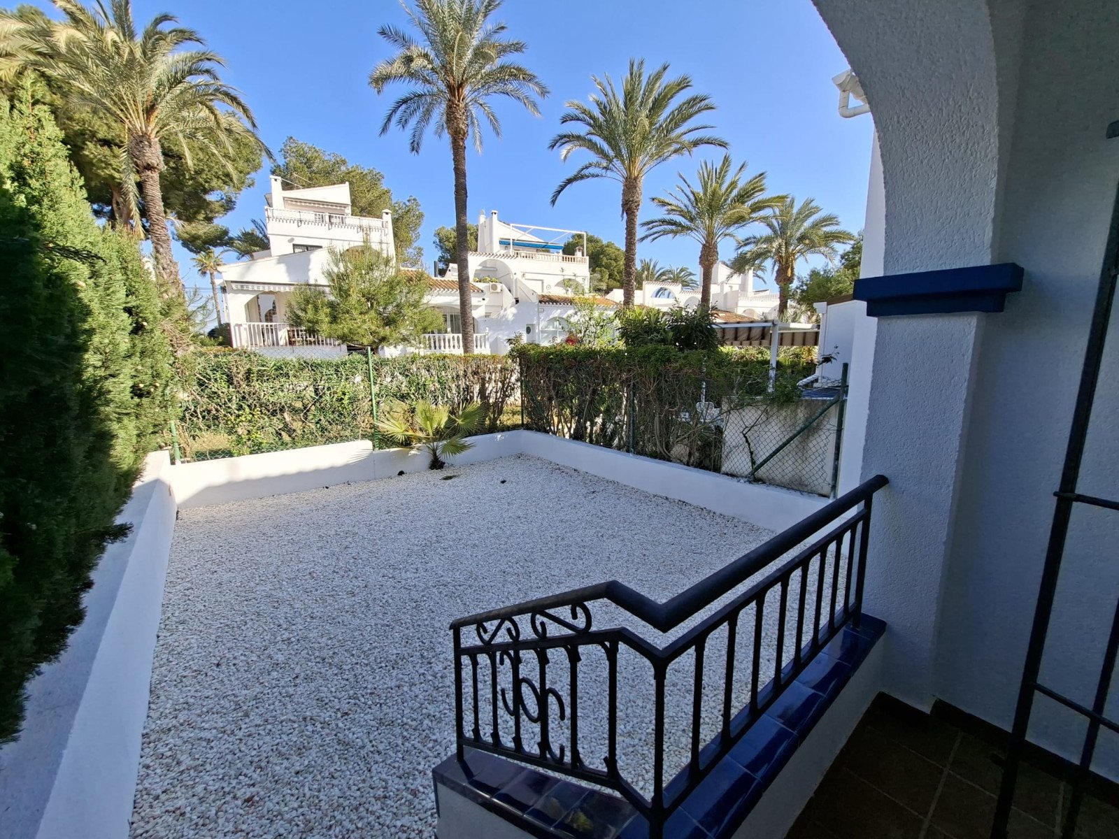 Dieser wunderschöne, nach Süden ausgerichtete Bungalow Lola befindet sich in der begehrten Gegend von Villamartin Rioja in Orihuela Costa. Einkaufsmö