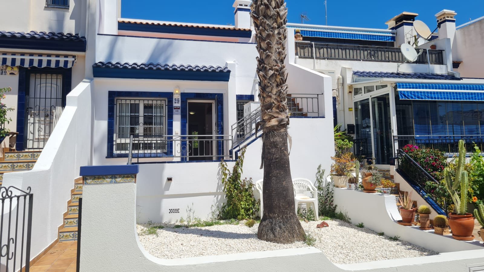 Dieser wunderschöne, nach Süden ausgerichtete Bungalow Lola befindet sich in der begehrten Gegend von Villamartin Rioja in Orihuela Costa. Einkaufsmö