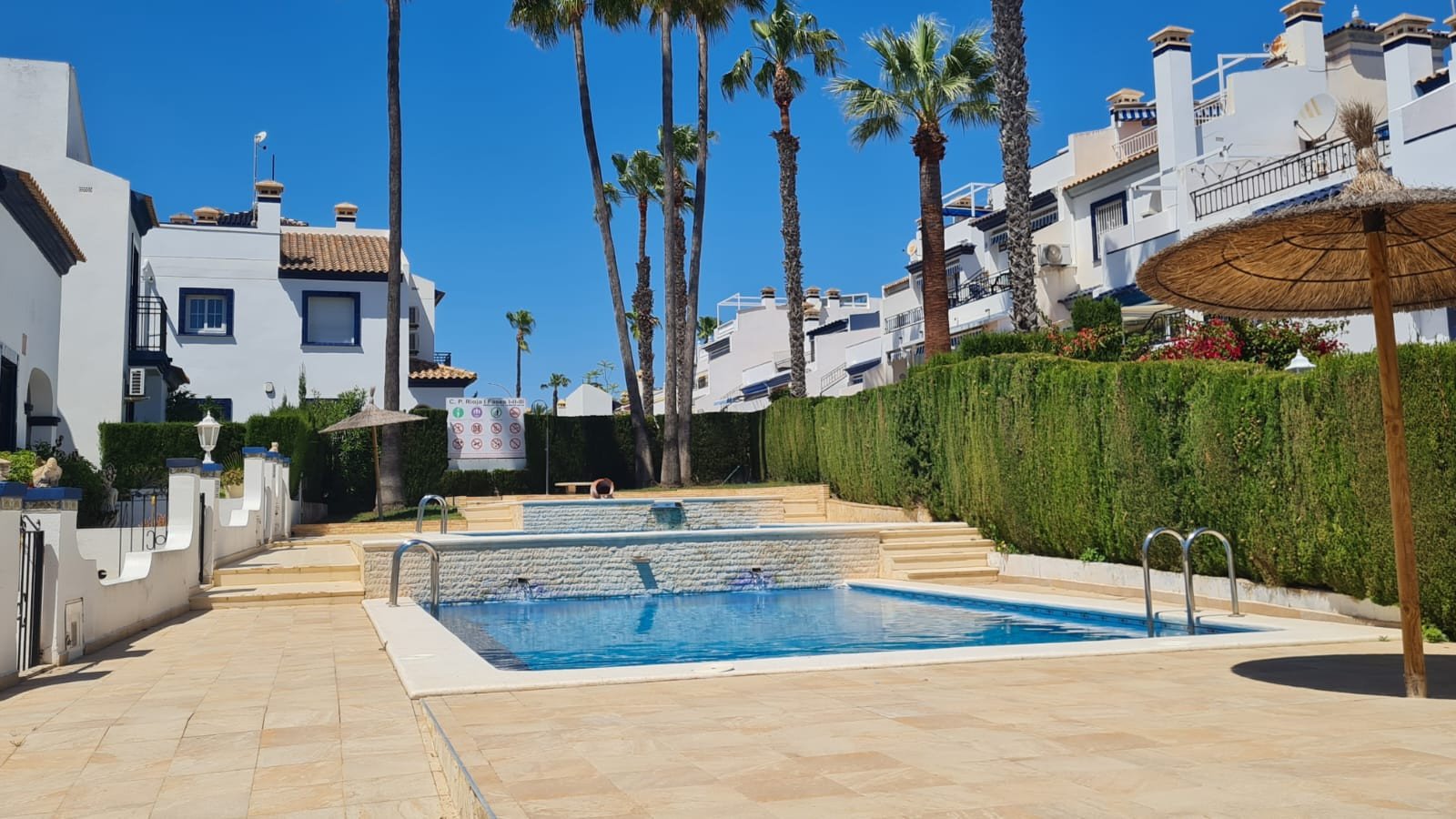 Dieser wunderschöne, nach Süden ausgerichtete Bungalow Lola befindet sich in der begehrten Gegend von Villamartin Rioja in Orihuela Costa. Einkaufsmö