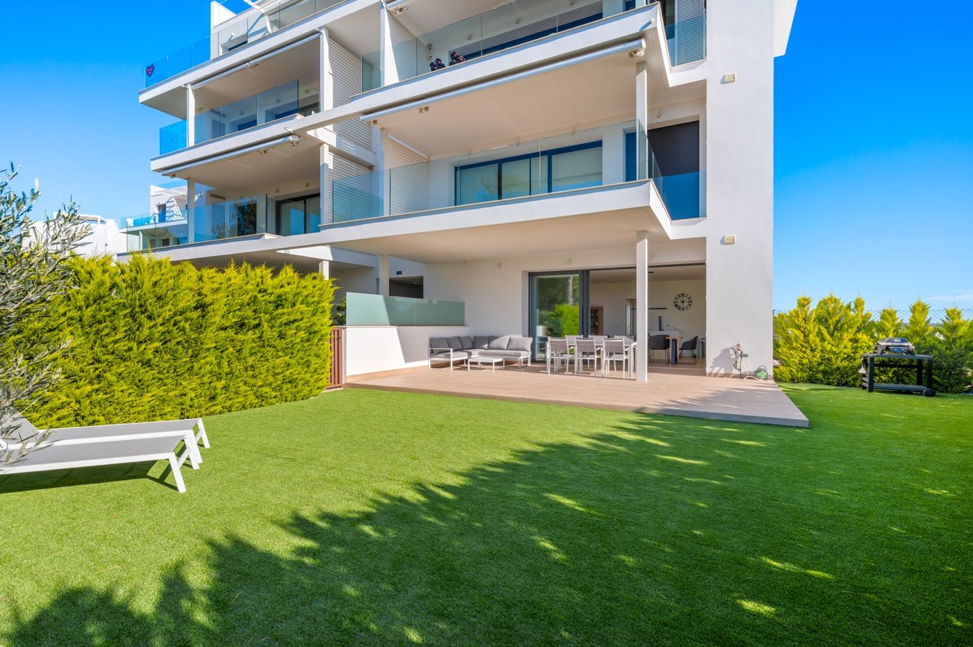 Las Colinas Golf:  Erleben Sie mediterranes Wohnen der Extraklasse in diesem exklusiven Luxusapartment in der begehrten Wohnanlage Níspero innerhalb des Las Colinas Gol 