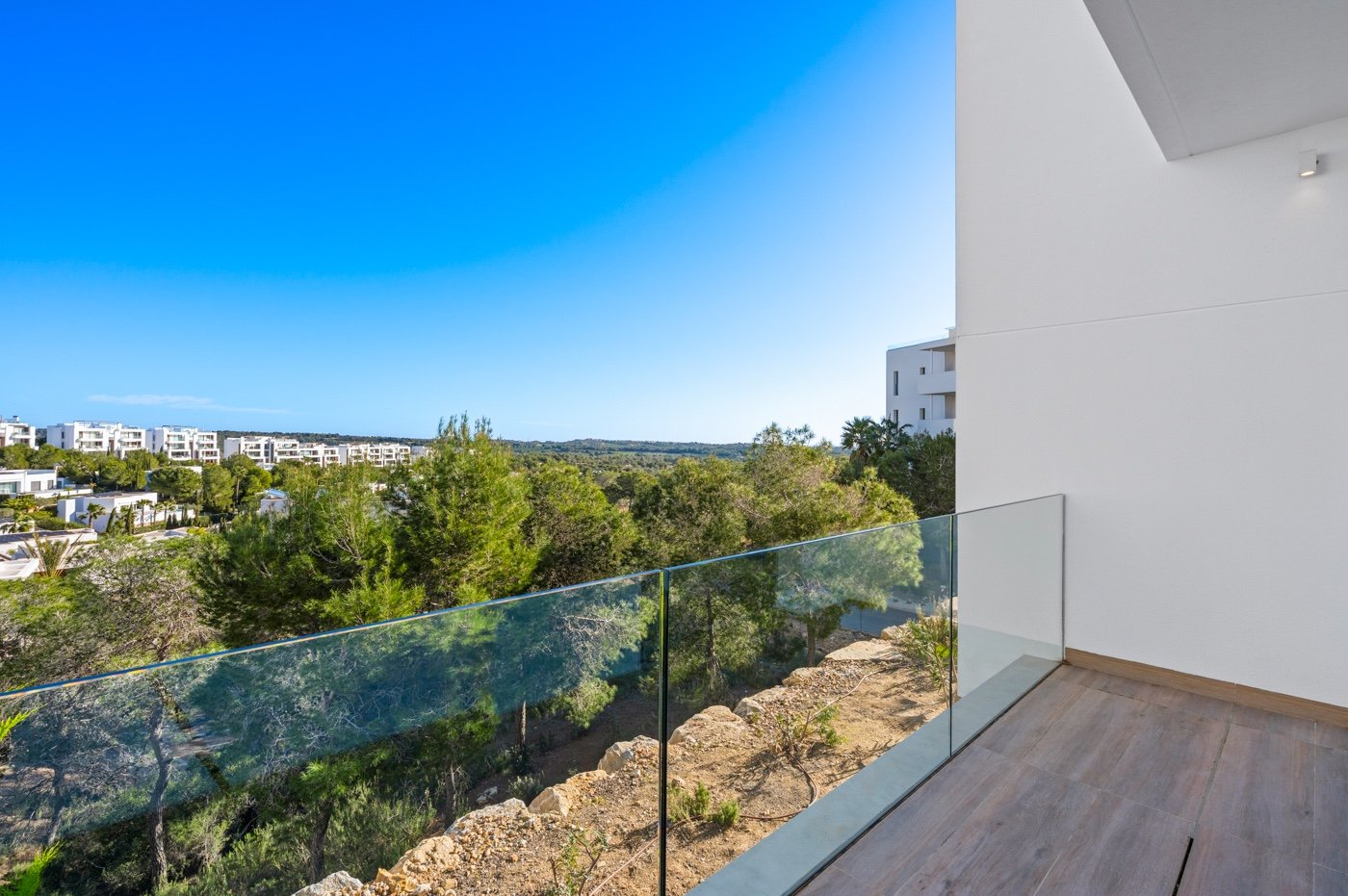  Erleben Sie mediterranes Wohnen der Extraklasse in diesem exklusiven Luxusapartment in der begehrten Wohnanlage Níspero innerhalb des Las Colinas Gol