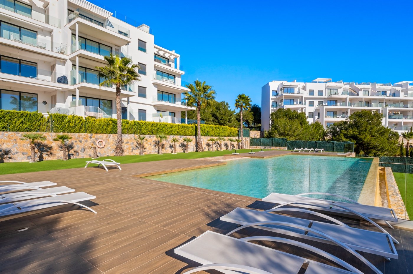  Erleben Sie mediterranes Wohnen der Extraklasse in diesem exklusiven Luxusapartment in der begehrten Wohnanlage Níspero innerhalb des Las Colinas Gol