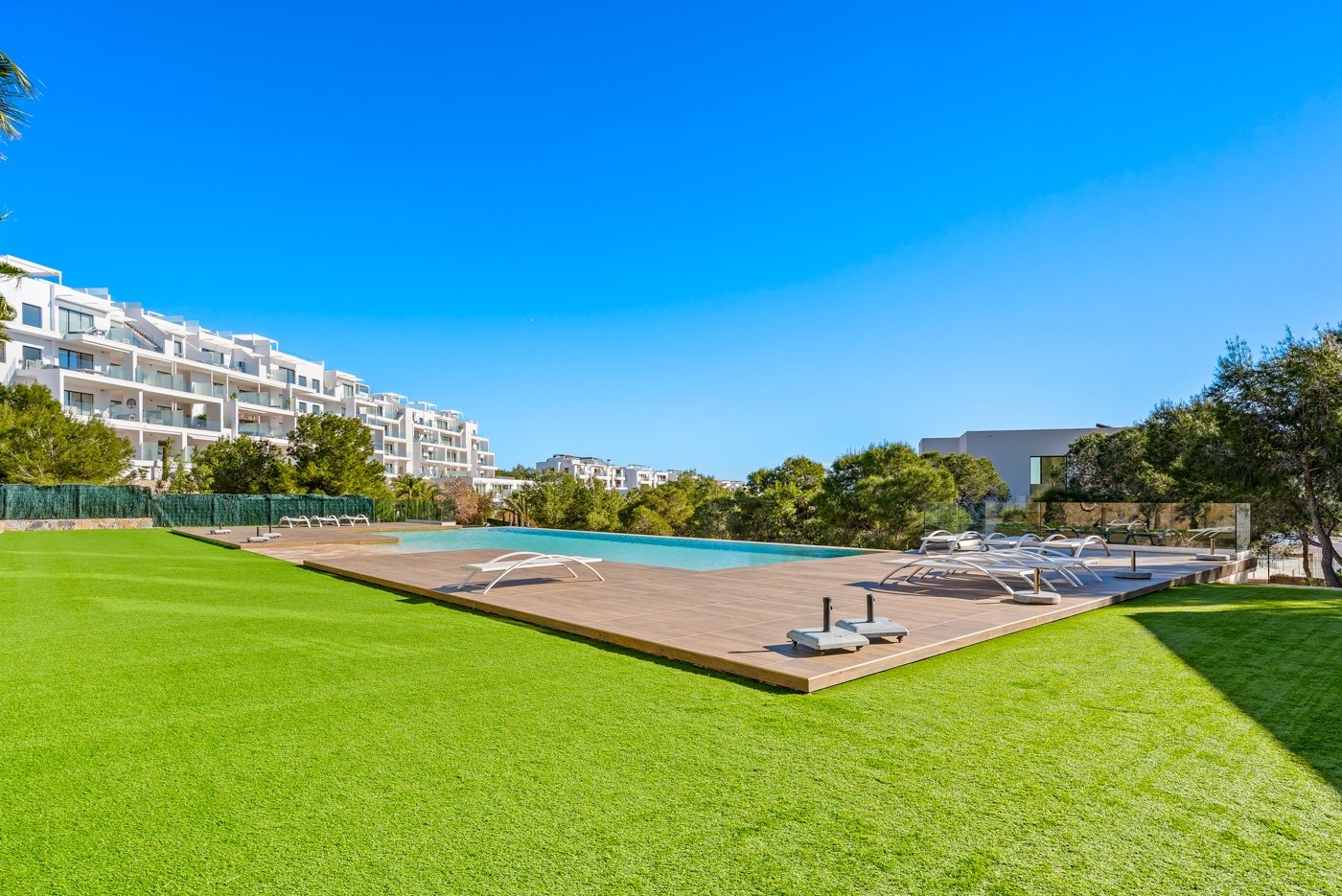  Erleben Sie mediterranes Wohnen der Extraklasse in diesem exklusiven Luxusapartment in der begehrten Wohnanlage Níspero innerhalb des Las Colinas Gol
