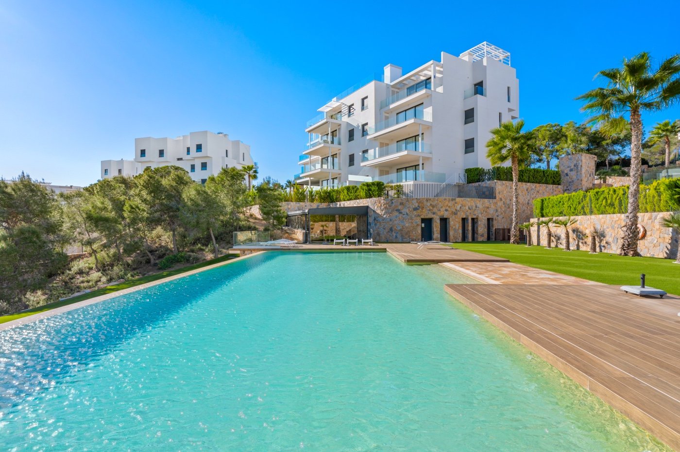  Erleben Sie mediterranes Wohnen der Extraklasse in diesem exklusiven Luxusapartment in der begehrten Wohnanlage Níspero innerhalb des Las Colinas Gol