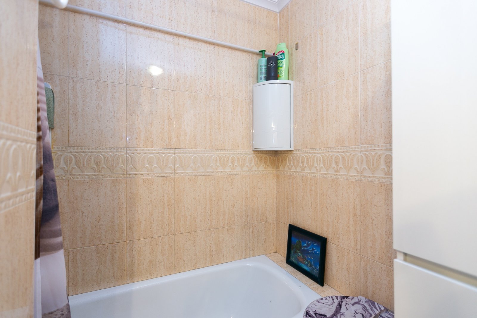 Wir präsentieren Ihnen dieses fantastische Bungalow in der obersten Etage im exklusiven, geschlossenen Wohnkomplex Zeniamar III, einer der gefragtest