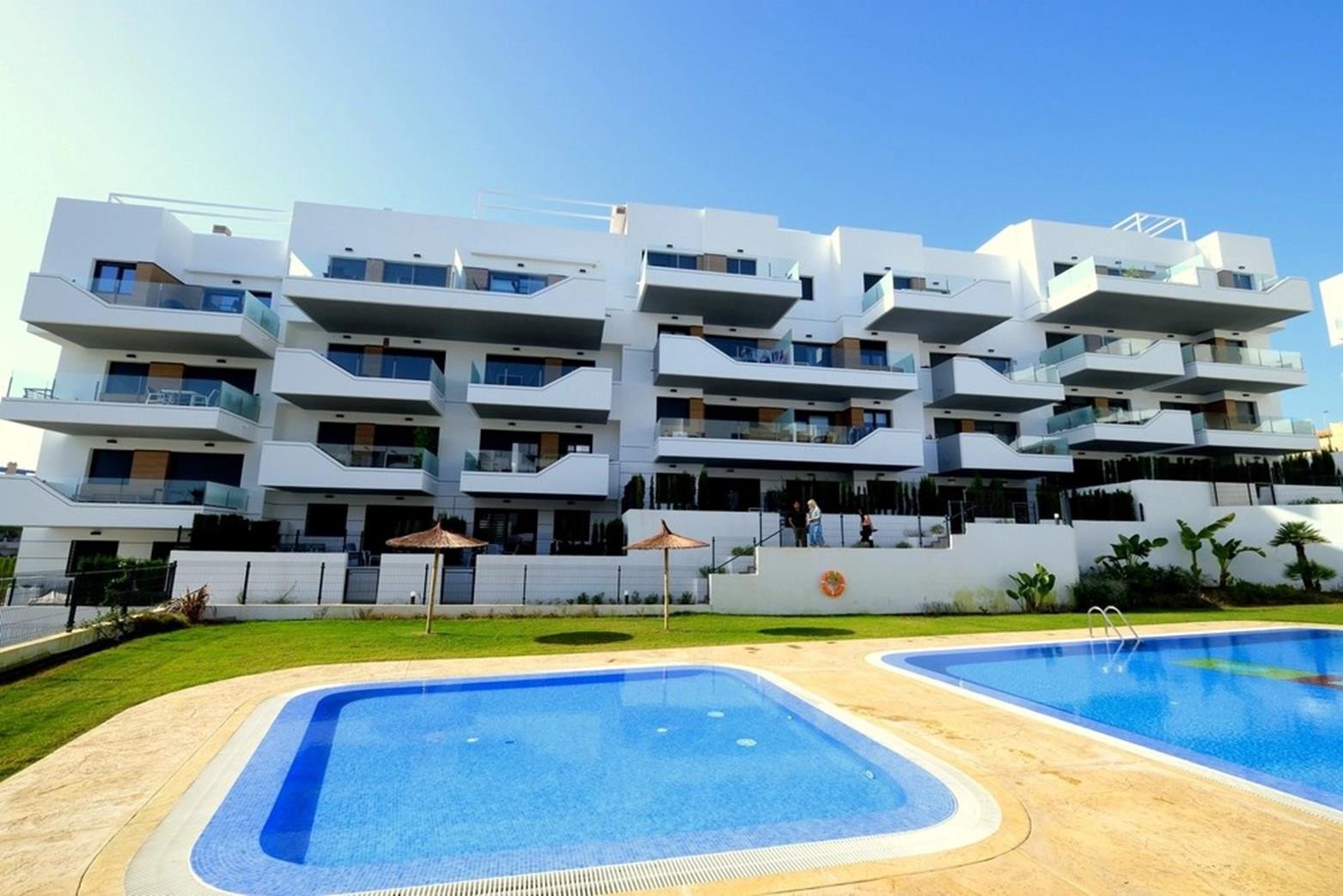 Villamartín:  Entdecken Sie diese traumhafte Wohnung im ersten Stock, Baujahr 2023, in der begehrten Wohngegend Villamartín – Las Filipinas. Von TM nach höchsten S 