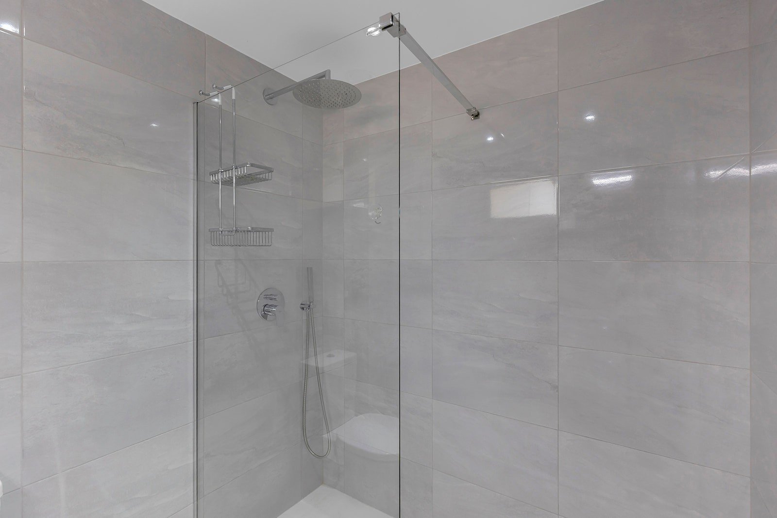 Entdecken Sie diese moderne und elegante Wohnung, die vollständig bezugsfertig ist und sich im beliebten Stadtteil Villamartín befindet. Die Wohnung