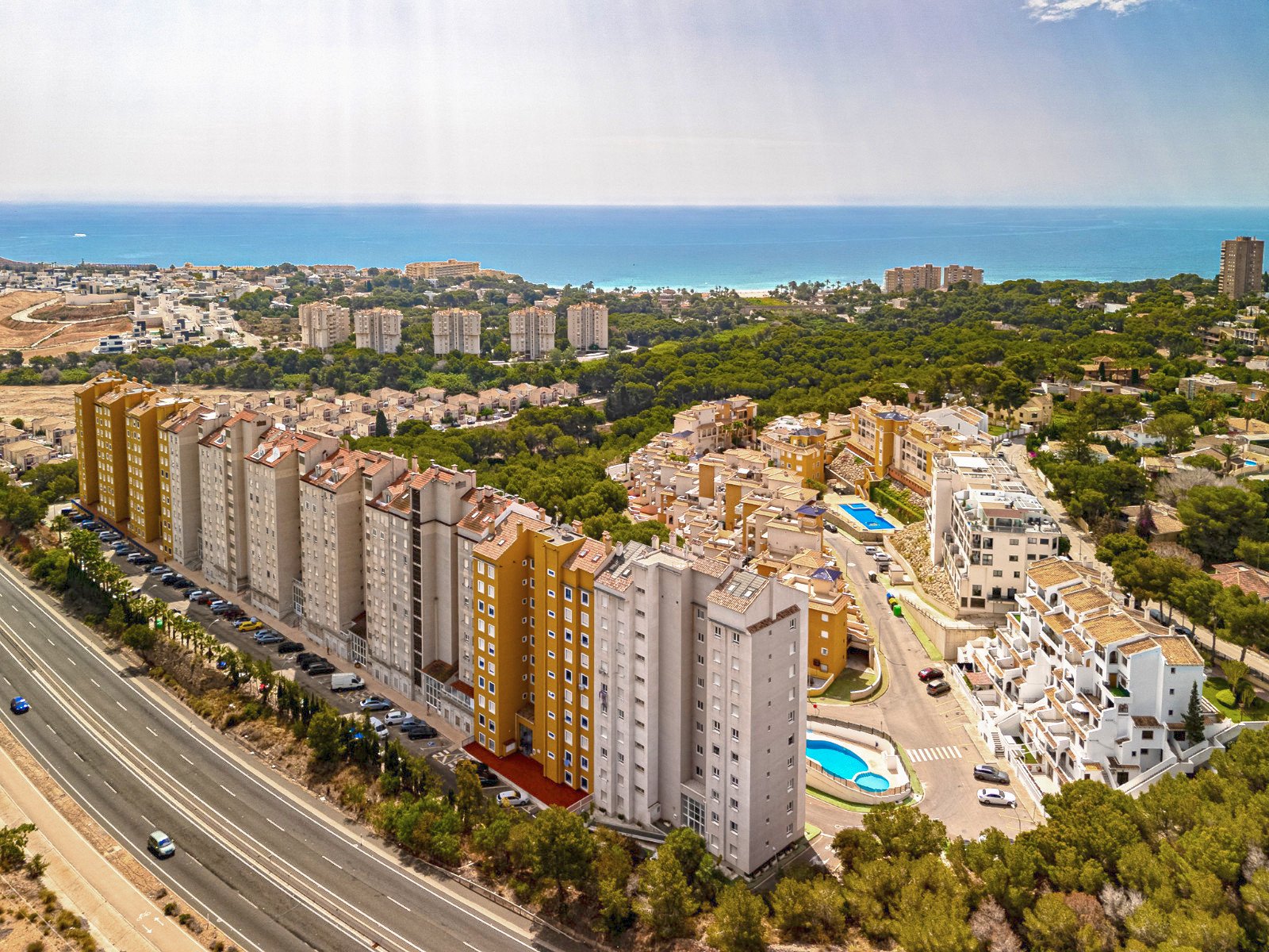 Campoamor:  Entdecken Sie diese fantastische Wohnung in der prestigeträchtigen Wohnanlage Los Altos de Campoamor, einer der bekanntesten und gefragtesten Urbanis 