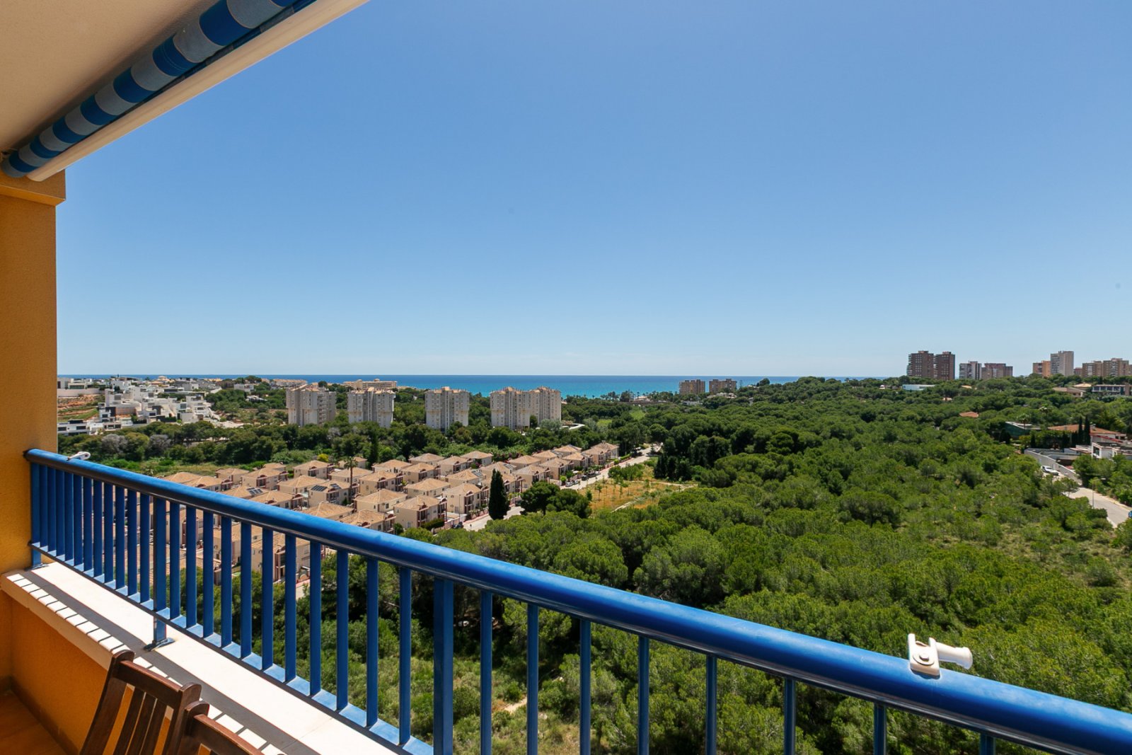 Entdecken Sie diese fantastische Wohnung in der prestigeträchtigen Wohnanlage Los Altos de Campoamor, einer der bekanntesten und gefragtesten Urbanis
