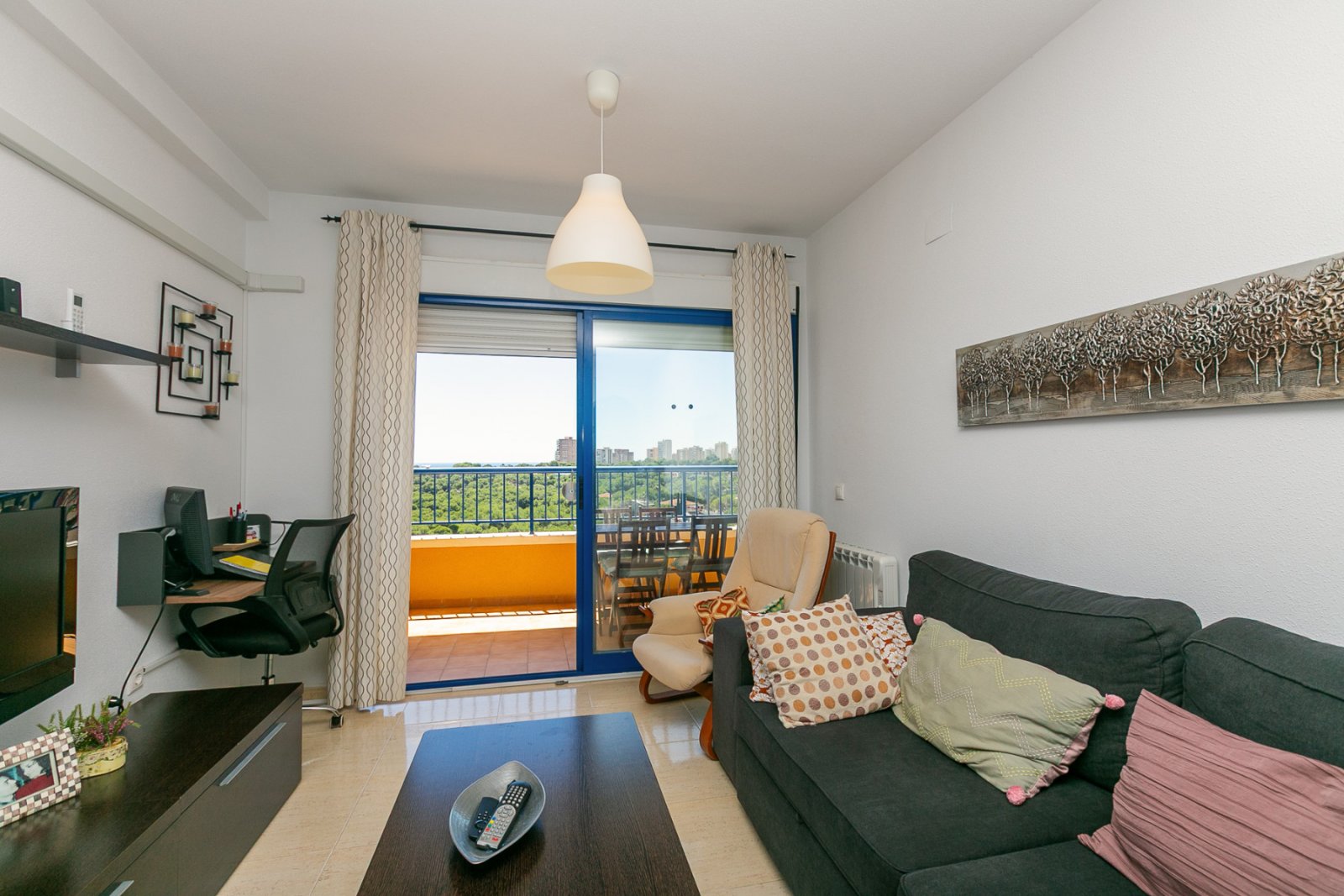 Entdecken Sie diese fantastische Wohnung in der prestigeträchtigen Wohnanlage Los Altos de Campoamor, einer der bekanntesten und gefragtesten Urbanis