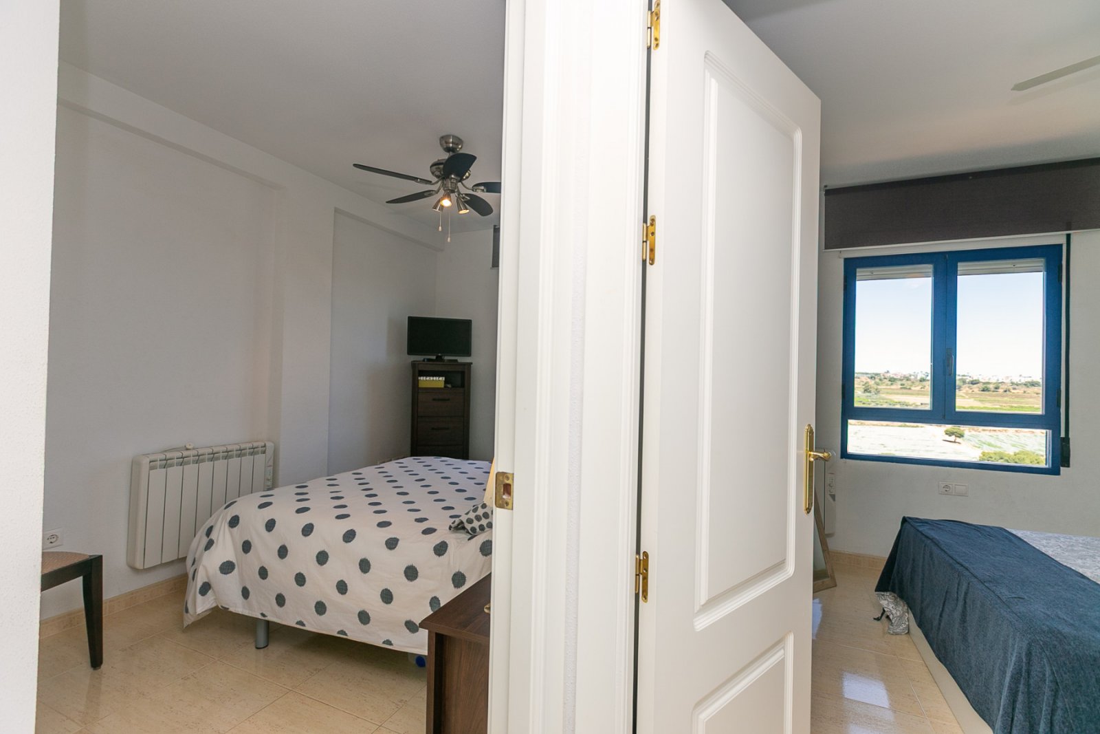 Entdecken Sie diese fantastische Wohnung in der prestigeträchtigen Wohnanlage Los Altos de Campoamor, einer der bekanntesten und gefragtesten Urbanis