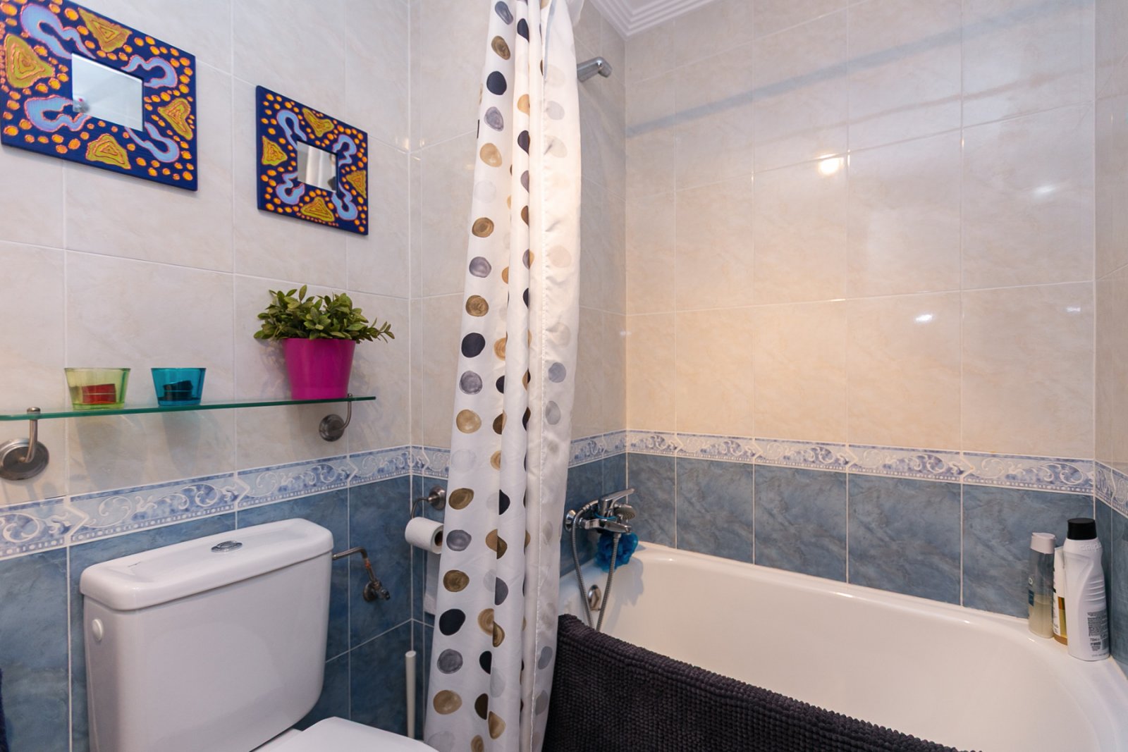 Entdecken Sie diese fantastische Wohnung in der prestigeträchtigen Wohnanlage Los Altos de Campoamor, einer der bekanntesten und gefragtesten Urbanis