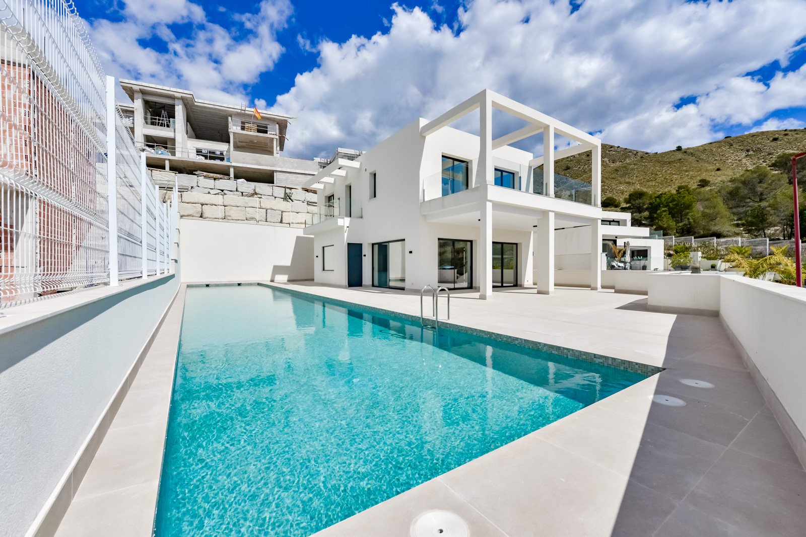 Finestrat:  In der charmanten Stadt Finestrat gelegen, bietet diese Villa ein außergewöhnliches Wohnerlebnis. Mit Meerblick befindet sich diese Immobilie nur 5 k 